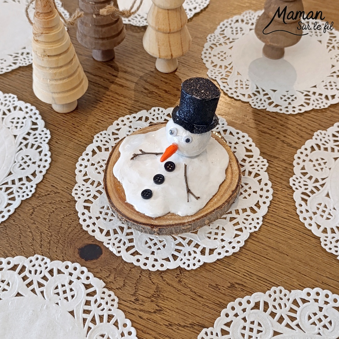 Fabriquer un bonhomme de neige fondu en pâte autodurcissante - activité créative et manuelle enfants - Décoration DIY et rigolote - Modelage, peinture, collage - Feutrine pour le chapeau, boutons et branches pour les bras - Le tout sur rondin de bois et napperon blanc - Bricolage et décoration DIY - Bricolage Fait maison, décoration - Thème Hiver, froid, neige - Bricolage sympa et facile - Arts visuels Maternelle et cycle 2 - Maternelle et élémentaire - Créativité - Cycle 1 ou 2 - tutoriel photos - mslf