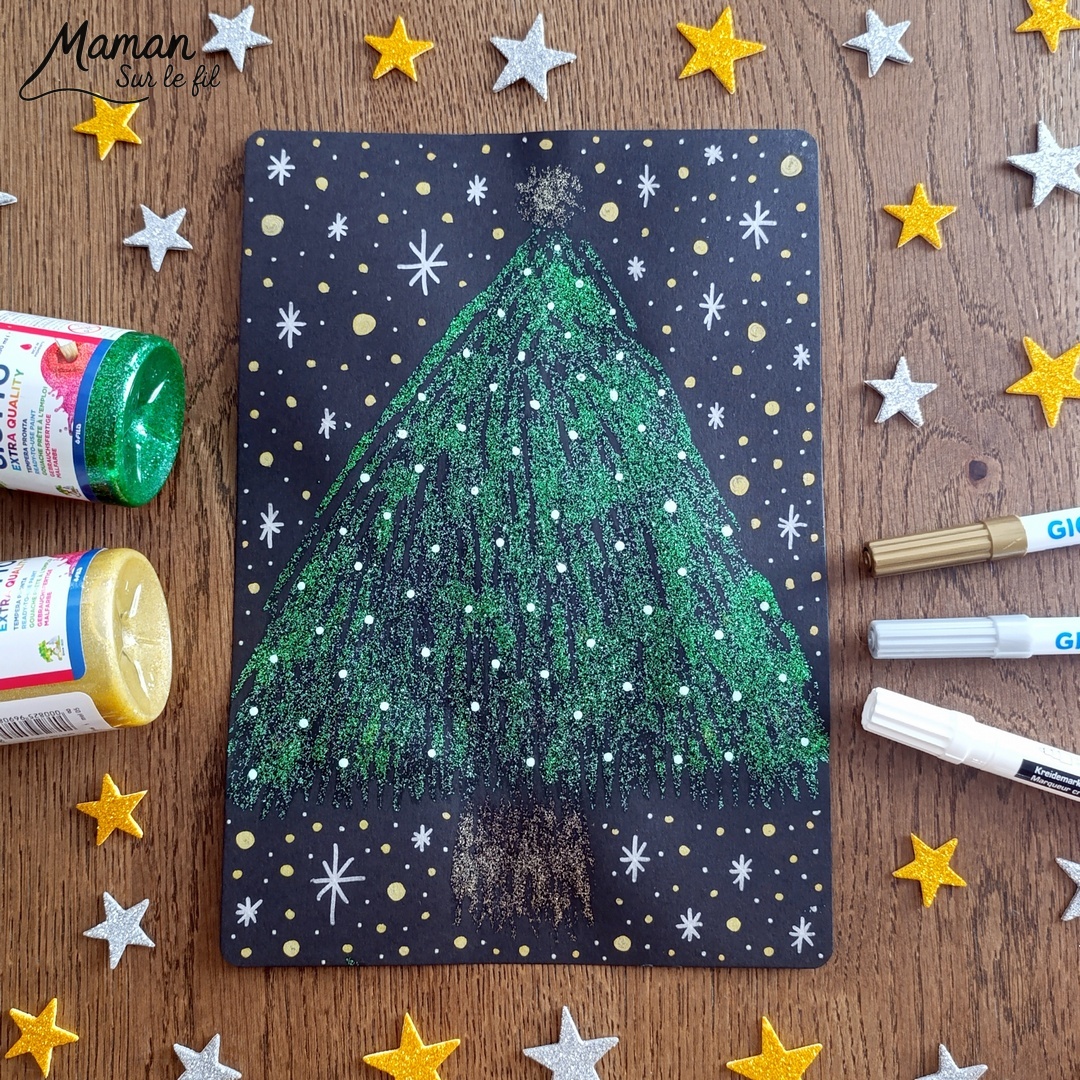 Peindre un sapin pailleté en peinture à la fourchette : activité créative, peinture et manuelle enfants - Technique de peinture rigolote avec peinture pailletée - Fourchette et paille découpée pour l'étoile - Vert et doré - Dessin et graphismes aux feutres blancs et métalliques - Sapin de Noël qui brille - Bricolage DIY facile et rapide - Thème hiver, Noël, fêtes de fin d'année - Décoration DIY - Bricolage et décoration sympa et facile - Arts visuels maternelle et élémentaire - Cycles 1 et 2 - Créativité - tutoriel photos - mslf