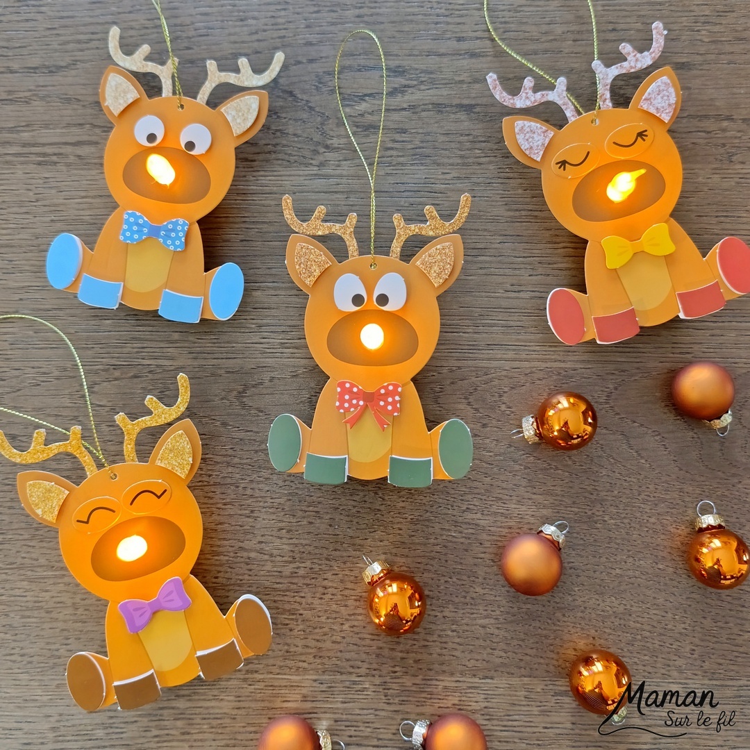 Fabriquer des suspensions Rennes mignons au nez lumineux : activité créative et manuelle enfants - Le kit créatif tout compris vient de chez 10 Doigts - Collage des différents éléments avec des pastilles double face - Nez lumineux avec une bougie chauffe-plat - Quatre rennes différentes, bas prix - Suspensions DIY, fait maison pour le sapin de Noël - Bricolage et décoration DIY - Bricolage Fait maison, décoration - Kit tout compris - Thème Animaux du froid, de la forêt, Noël - Bricolage sympa et facile - Arts visuels Maternelle et cycle 2 - Maternelle et élémentaire - Créativité - Cycle 1 ou 2 - tutoriel photos - mslf