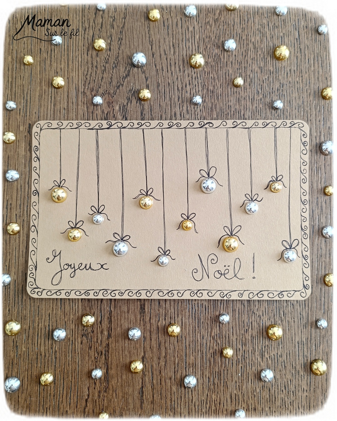 Créer une carte de voeux Boules de Noël avec des cabochons : activité créative et manuelle enfants - Découpage et collage de papier - Collage de demi perles, sequins, cabochons dorés et argentés pour les boules suspendues - Dessins, écriture et graphismes au feutre fin noir - Fond papier couleur Kraft - Cadeau pour les fêtes de fin d'année - Joyeux Noël ou Bonne année - Bricolage joli et décoration DIY et facile - Bricolage Fait maison, décoration - Thème Noël, fêtes de fin d'année, Boules de Noël - Bricolage sympa et facile - Arts visuels Maternelle et cycle 2 - Maternelle et élémentaire - Créativité - Cycle 1 ou 2 - tutoriel photos - mslf
