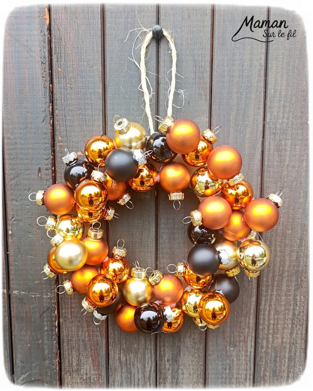 Fabriquer une couronne de Noël DIY avec des boules : activité créative et manuelle enfants - Recyclage, récup', surcyclage de carton et de vieilles boules de Noël - Décoration faite maison - Suspension - Géométrie, utilisation d'un compas, cercle - Bricolage joli et décoration DIY et facile - Bricolage Fait maison, décoration - Thème Noël, fêtes de fin d'année, décorations pour la maison - Bricolage sympa et facile - Arts visuels Maternelle et cycle 2 - Maternelle et élémentaire - Créativité - Cycle 1 ou 2 - tutoriel photos - mslf