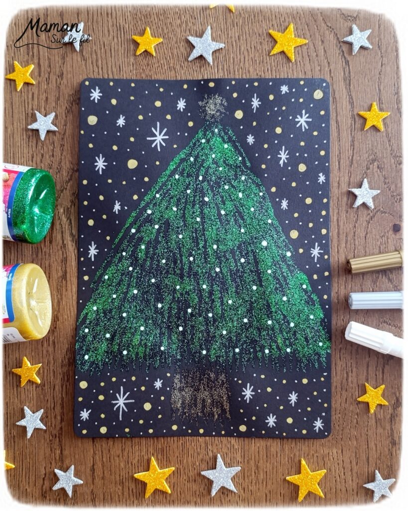 Peindre un sapin pailleté en peinture à la fourchette : activité créative, peinture et manuelle enfants - Technique de peinture rigolote avec peinture pailletée - Fourchette et paille découpée pour l'étoile - Vert et doré - Dessin et graphismes aux feutres blancs et métalliques - Sapin de Noël qui brille - Bricolage DIY facile et rapide - Thème hiver, Noël, fêtes de fin d'année - Décoration DIY - Bricolage et décoration sympa et facile - Arts visuels maternelle et élémentaire - Cycles 1 et 2 - Créativité - tutoriel photos - mslf