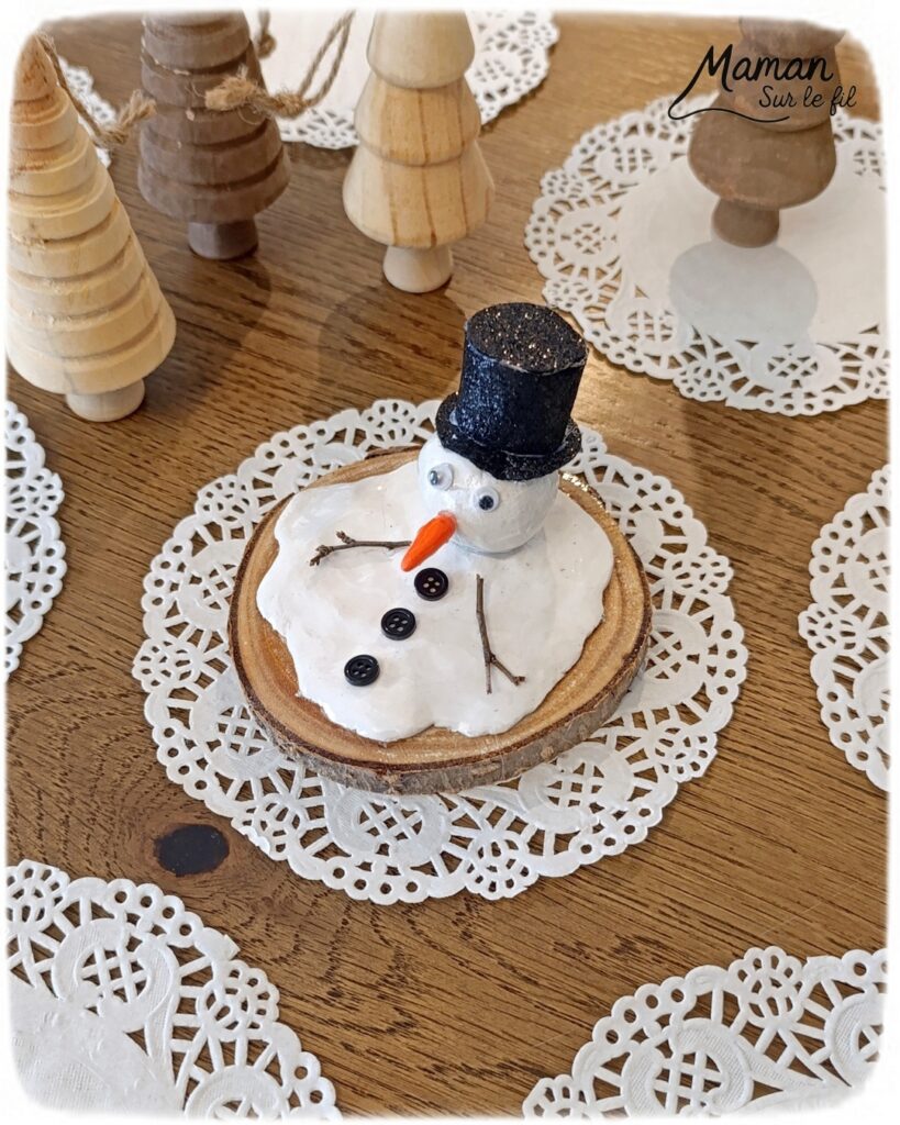 Fabriquer un bonhomme de neige fondu en pâte autodurcissante - activité créative et manuelle enfants - Décoration DIY et rigolote - Modelage, peinture, collage - Feutrine pour le chapeau, boutons et branches pour les bras - Le tout sur rondin de bois et napperon blanc - Bricolage et décoration DIY - Bricolage Fait maison, décoration - Thème Hiver, froid, neige - Bricolage sympa et facile - Arts visuels Maternelle et cycle 2 - Maternelle et élémentaire - Créativité - Cycle 1 ou 2 - tutoriel photos - mslf