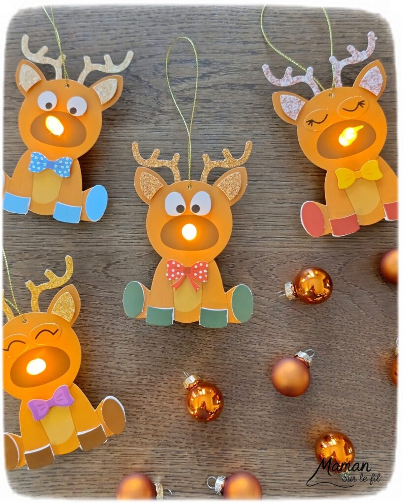 Fabriquer des suspensions Rennes mignons au nez lumineux : activité créative et manuelle enfants - Le kit créatif tout compris vient de chez 10 Doigts - Collage des différents éléments avec des pastilles double face - Nez lumineux avec une bougie chauffe-plat - Quatre rennes différentes, bas prix - Suspensions DIY, fait maison pour le sapin de Noël - Bricolage et décoration DIY - Bricolage Fait maison, décoration - Kit tout compris - Thème Animaux du froid, de la forêt, Noël - Bricolage sympa et facile - Arts visuels Maternelle et cycle 2 - Maternelle et élémentaire - Créativité - Cycle 1 ou 2 - tutoriel photos - mslf