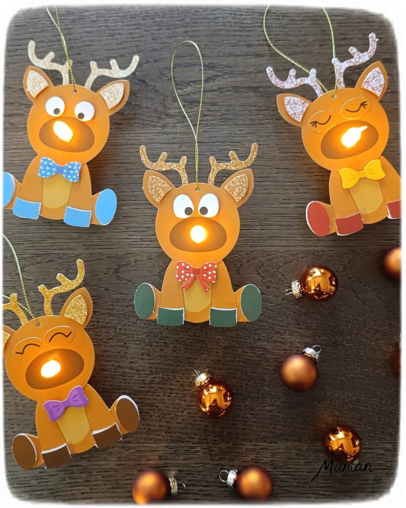 Fabriquer des suspensions Rennes mignons au nez lumineux : activité créative et manuelle enfants - Le kit créatif tout compris vient de chez 10 Doigts - Collage des différents éléments avec des pastilles double face - Nez lumineux avec une bougie chauffe-plat - Quatre rennes différentes, bas prix - Suspensions DIY, fait maison pour le sapin de Noël - Bricolage et décoration DIY - Bricolage Fait maison, décoration - Kit tout compris - Thème Animaux du froid, de la forêt, Noël - Bricolage sympa et facile - Arts visuels Maternelle et cycle 2 - Maternelle et élémentaire - Créativité - Cycle 1 ou 2 - tutoriel photos - mslf