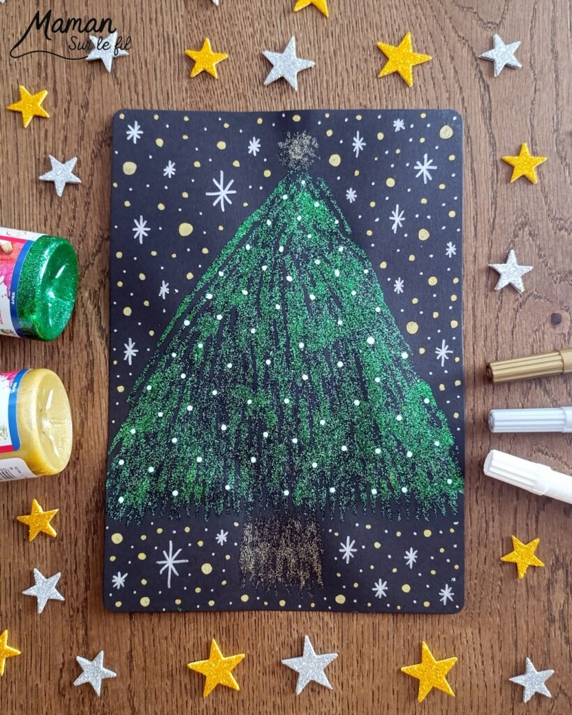 Peindre un sapin pailleté en peinture à la fourchette : activité créative, peinture et manuelle enfants - Technique de peinture rigolote avec peinture pailletée - Fourchette et paille découpée pour l'étoile - Vert et doré - Dessin et graphismes aux feutres blancs et métalliques - Sapin de Noël qui brille - Bricolage DIY facile et rapide - Thème hiver, Noël, fêtes de fin d'année - Décoration DIY - Bricolage et décoration sympa et facile - Arts visuels maternelle et élémentaire - Cycles 1 et 2 - Créativité - tutoriel photos - mslf
