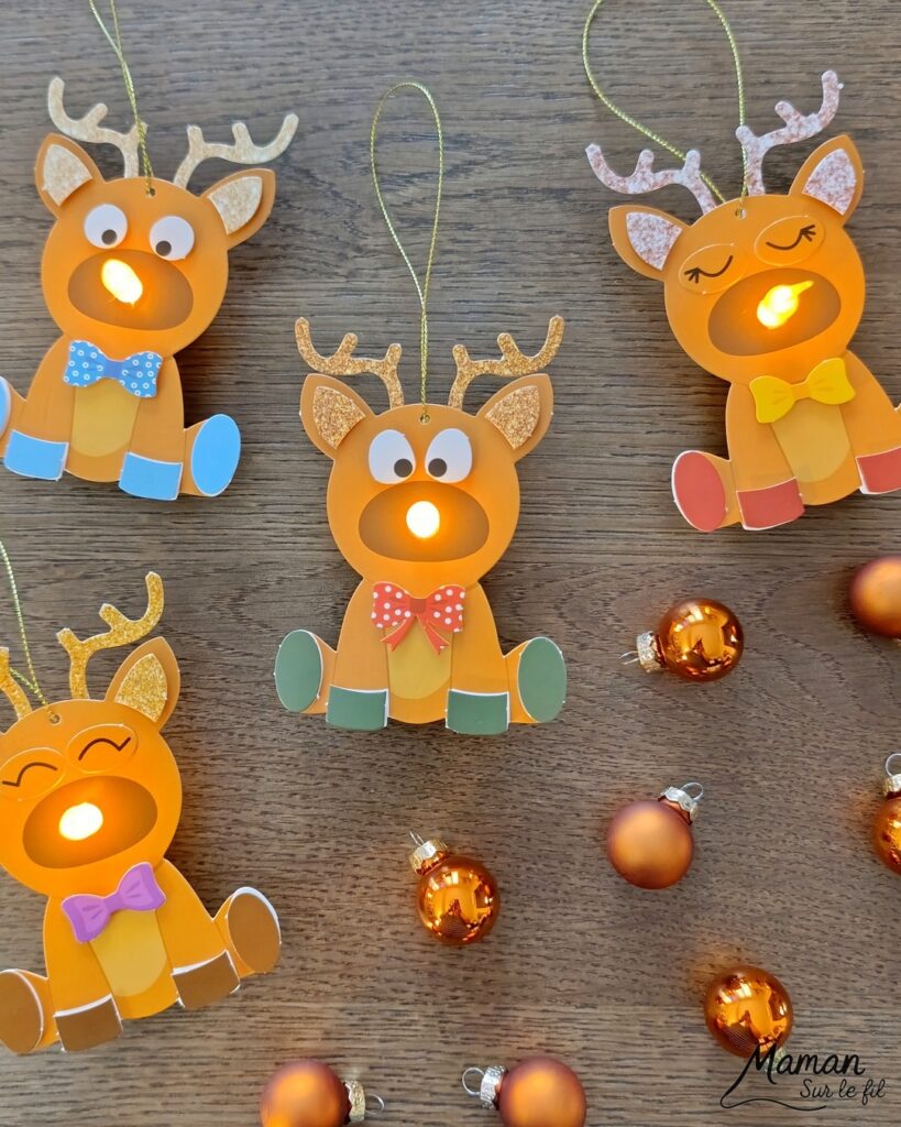 Fabriquer des suspensions Rennes mignons au nez lumineux : activité créative et manuelle enfants - Le kit créatif tout compris vient de chez 10 Doigts - Collage des différents éléments avec des pastilles double face - Nez lumineux avec une bougie chauffe-plat - Quatre rennes différentes, bas prix - Suspensions DIY, fait maison pour le sapin de Noël - Bricolage et décoration DIY - Bricolage Fait maison, décoration - Kit tout compris - Thème Animaux du froid, de la forêt, Noël - Bricolage sympa et facile - Arts visuels Maternelle et cycle 2 - Maternelle et élémentaire - Créativité - Cycle 1 ou 2 - tutoriel photos - mslf