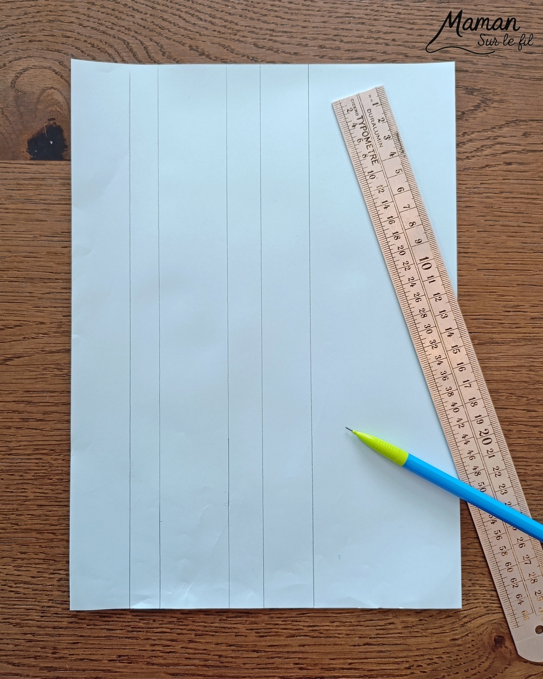 Créer une carte avec des bougies hivernales en papier, pliées en accordéon et décorées de graphismes : activité créative et manuelle enfants - Découpage, pliage et collage de papier - Pliage en accordéon - Dessins et graphismes noirs - Contraste avec couleurs hivernales - Sur lit de fausse neige - Bricolage joli et décoration DIY et facile - Bricolage Fait maison, décoration - Thème Noël, fêtes de fin d'année, cartes de voeux, hiver, cocooning - Bricolage sympa et facile - Arts visuels Maternelle et cycle 2 - Maternelle et élémentaire - Créativité - Cycle 1 ou 2 - tutoriel photos - mslf