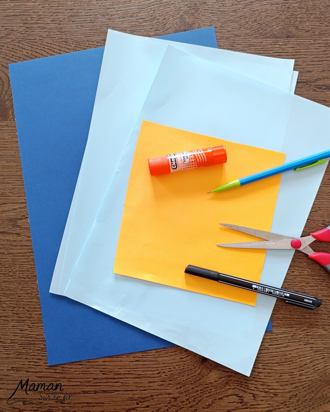 Créer une carte avec des bougies hivernales en papier, pliées en accordéon et décorées de graphismes : activité créative et manuelle enfants - Découpage, pliage et collage de papier - Pliage en accordéon - Dessins et graphismes noirs - Contraste avec couleurs hivernales - Sur lit de fausse neige - Bricolage joli et décoration DIY et facile - Bricolage Fait maison, décoration - Thème Noël, fêtes de fin d'année, cartes de voeux, hiver, cocooning - Bricolage sympa et facile - Arts visuels Maternelle et cycle 2 - Maternelle et élémentaire - Créativité - Cycle 1 ou 2 - tutoriel photos - mslf
