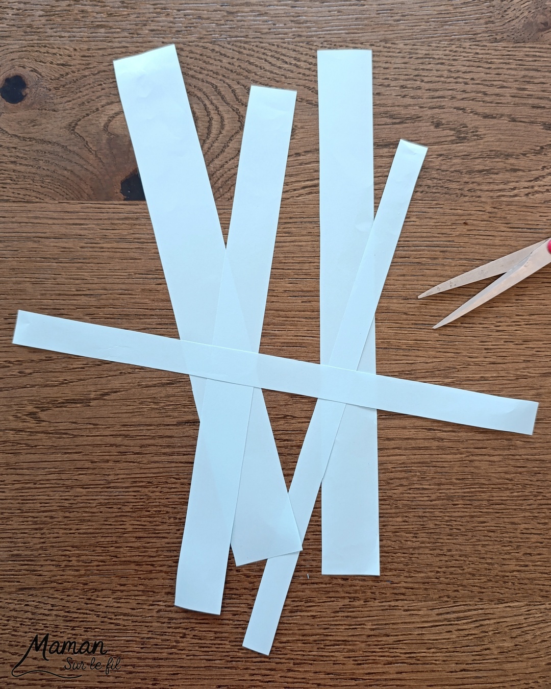 Créer une carte avec des bougies hivernales en papier, pliées en accordéon et décorées de graphismes : activité créative et manuelle enfants - Découpage, pliage et collage de papier - Pliage en accordéon - Dessins et graphismes noirs - Contraste avec couleurs hivernales - Sur lit de fausse neige - Bricolage joli et décoration DIY et facile - Bricolage Fait maison, décoration - Thème Noël, fêtes de fin d'année, cartes de voeux, hiver, cocooning - Bricolage sympa et facile - Arts visuels Maternelle et cycle 2 - Maternelle et élémentaire - Créativité - Cycle 1 ou 2 - tutoriel photos - mslf