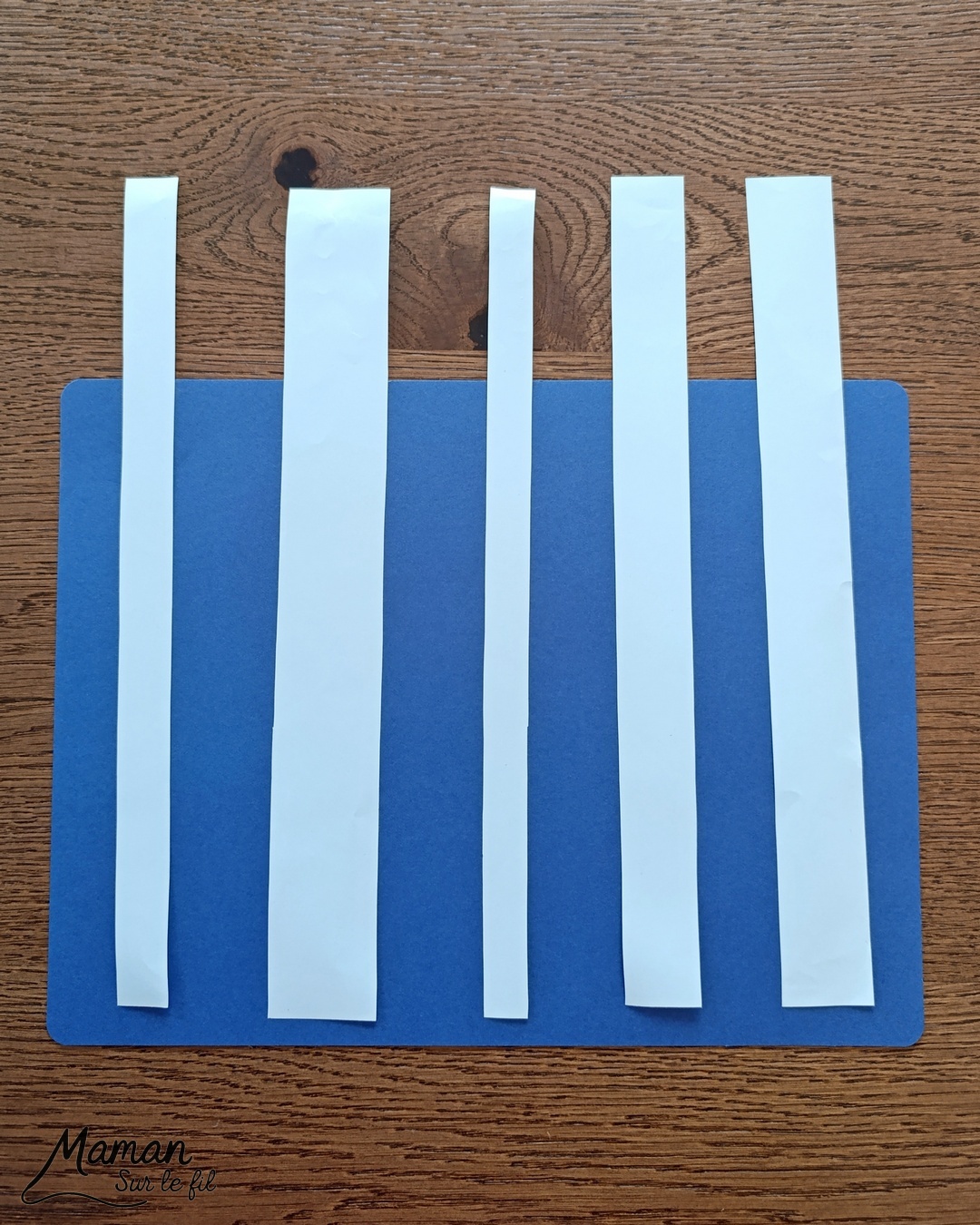 Créer une carte avec des bougies hivernales en papier, pliées en accordéon et décorées de graphismes : activité créative et manuelle enfants - Découpage, pliage et collage de papier - Pliage en accordéon - Dessins et graphismes noirs - Contraste avec couleurs hivernales - Sur lit de fausse neige - Bricolage joli et décoration DIY et facile - Bricolage Fait maison, décoration - Thème Noël, fêtes de fin d'année, cartes de voeux, hiver, cocooning - Bricolage sympa et facile - Arts visuels Maternelle et cycle 2 - Maternelle et élémentaire - Créativité - Cycle 1 ou 2 - tutoriel photos - mslf