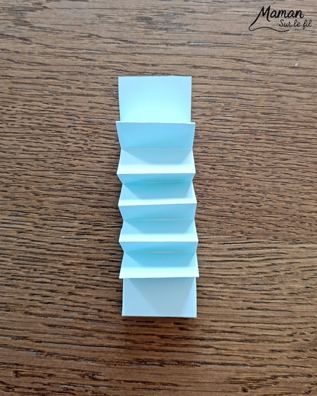 Créer une carte avec des bougies hivernales en papier, pliées en accordéon et décorées de graphismes : activité créative et manuelle enfants - Découpage, pliage et collage de papier - Pliage en accordéon - Dessins et graphismes noirs - Contraste avec couleurs hivernales - Sur lit de fausse neige - Bricolage joli et décoration DIY et facile - Bricolage Fait maison, décoration - Thème Noël, fêtes de fin d'année, cartes de voeux, hiver, cocooning - Bricolage sympa et facile - Arts visuels Maternelle et cycle 2 - Maternelle et élémentaire - Créativité - Cycle 1 ou 2 - tutoriel photos - mslf