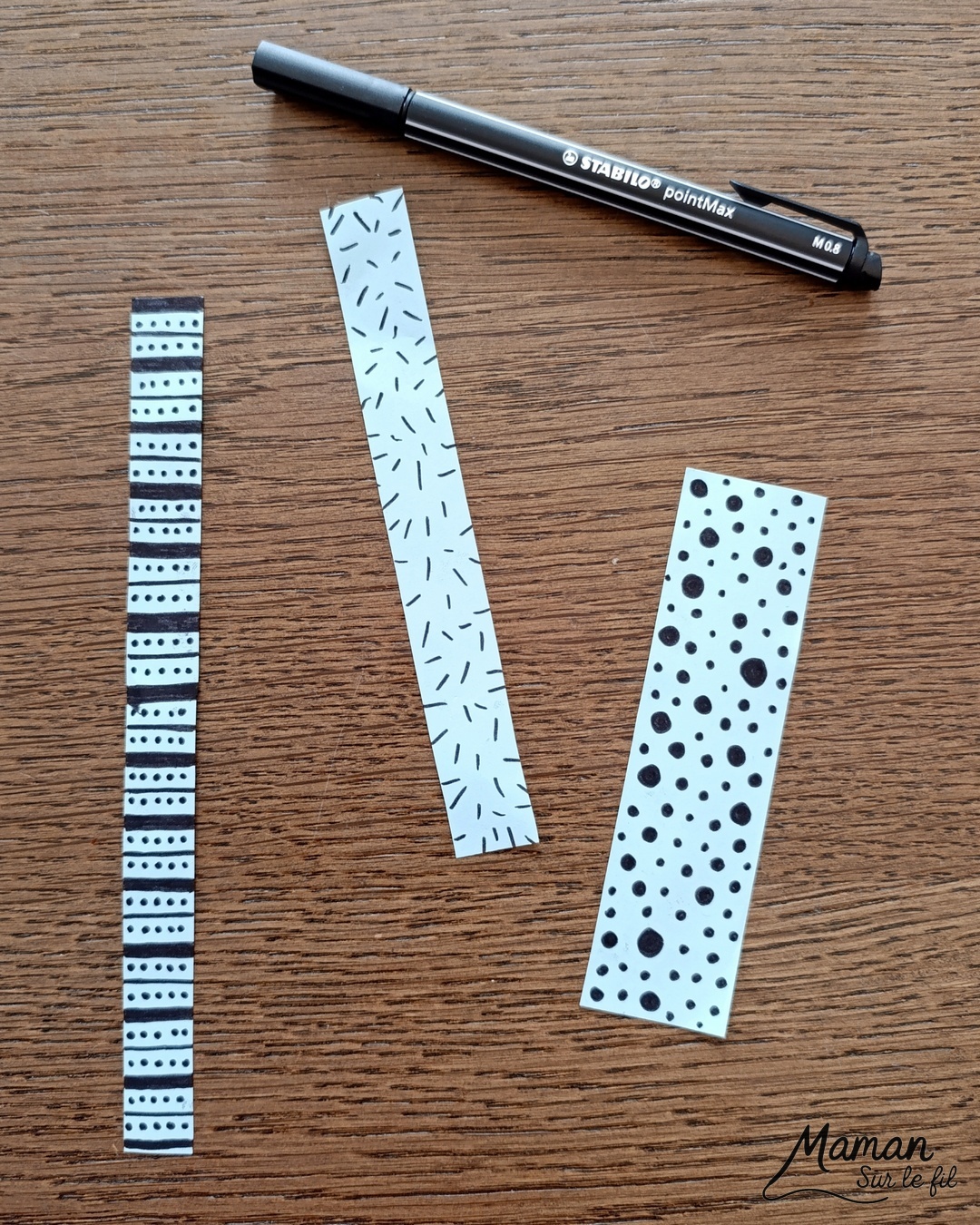 Créer une carte avec des bougies hivernales en papier, pliées en accordéon et décorées de graphismes : activité créative et manuelle enfants - Découpage, pliage et collage de papier - Pliage en accordéon - Dessins et graphismes noirs - Contraste avec couleurs hivernales - Sur lit de fausse neige - Bricolage joli et décoration DIY et facile - Bricolage Fait maison, décoration - Thème Noël, fêtes de fin d'année, cartes de voeux, hiver, cocooning - Bricolage sympa et facile - Arts visuels Maternelle et cycle 2 - Maternelle et élémentaire - Créativité - Cycle 1 ou 2 - tutoriel photos - mslf