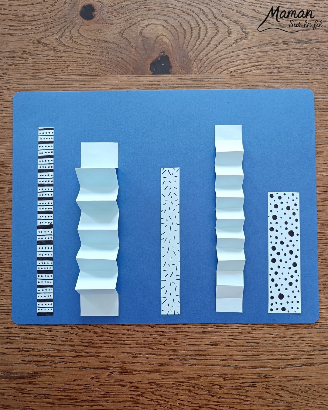 Créer une carte avec des bougies hivernales en papier, pliées en accordéon et décorées de graphismes : activité créative et manuelle enfants - Découpage, pliage et collage de papier - Pliage en accordéon - Dessins et graphismes noirs - Contraste avec couleurs hivernales - Sur lit de fausse neige - Bricolage joli et décoration DIY et facile - Bricolage Fait maison, décoration - Thème Noël, fêtes de fin d'année, cartes de voeux, hiver, cocooning - Bricolage sympa et facile - Arts visuels Maternelle et cycle 2 - Maternelle et élémentaire - Créativité - Cycle 1 ou 2 - tutoriel photos - mslf