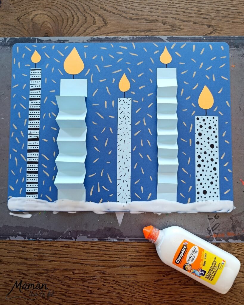 Créer une carte avec des bougies hivernales en papier, pliées en accordéon et décorées de graphismes : activité créative et manuelle enfants - Découpage, pliage et collage de papier - Pliage en accordéon - Dessins et graphismes noirs - Contraste avec couleurs hivernales - Sur lit de fausse neige - Bricolage joli et décoration DIY et facile - Bricolage Fait maison, décoration - Thème Noël, fêtes de fin d'année, cartes de voeux, hiver, cocooning - Bricolage sympa et facile - Arts visuels Maternelle et cycle 2 - Maternelle et élémentaire - Créativité - Cycle 1 ou 2 - tutoriel photos - mslf