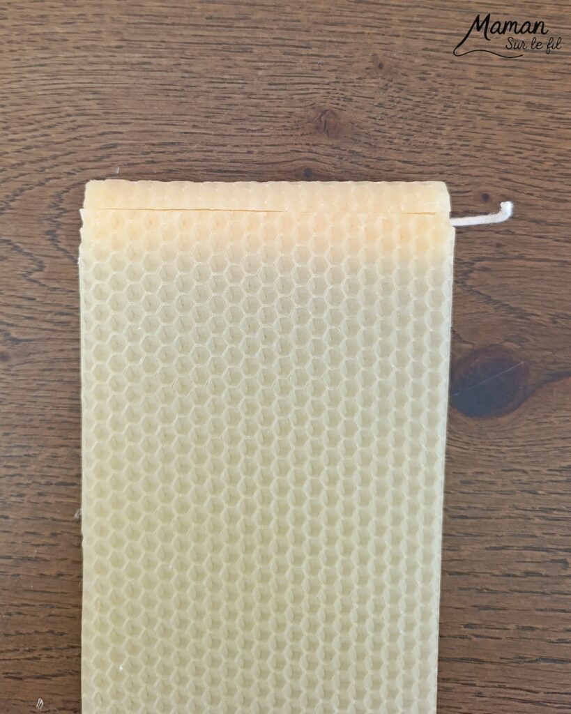 Fabriquer des bougies DIY en cire d'abeilles : activité créative et manuelle enfants - Décoration faite maison grâce à un kit créatif tout compris - A faire toute l'année, thèmes variés abordés : hiver, automne pour le côté cocooning, printemps pour un thème sur les abeilles et les insectes - Sensoriel avec une bonne odeur, motricité fine - Bricolage joli et décoration DIY et facile - Bricolage Fait maison, décoration - Thème Noël, fêtes de fin d'année, décorations pour la maison, insectes et petites bêtes - Bricolage sympa et facile - Arts visuels Maternelle et cycle 2 - Maternelle et élémentaire - Créativité - Cycle 1 ou 2 - tutoriel photos - mslf