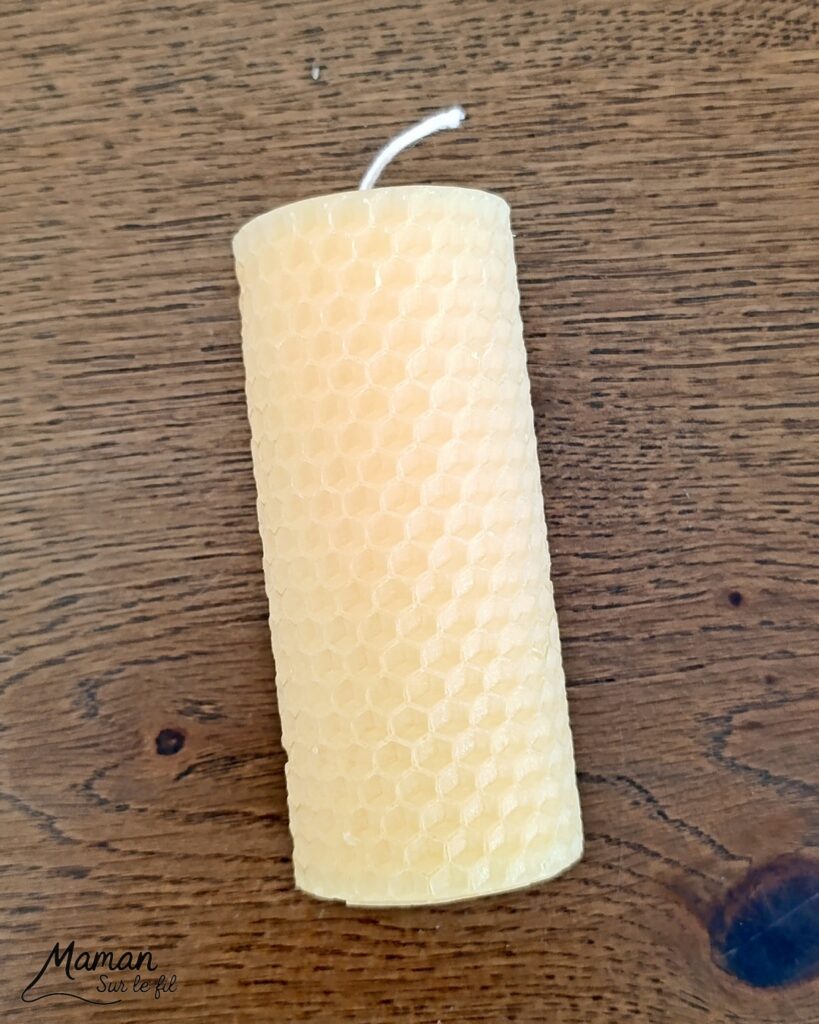 Fabriquer des bougies DIY en cire d'abeilles : activité créative et manuelle enfants - Décoration faite maison grâce à un kit créatif tout compris - A faire toute l'année, thèmes variés abordés : hiver, automne pour le côté cocooning, printemps pour un thème sur les abeilles et les insectes - Sensoriel avec une bonne odeur, motricité fine - Bricolage joli et décoration DIY et facile - Bricolage Fait maison, décoration - Thème Noël, fêtes de fin d'année, décorations pour la maison, insectes et petites bêtes - Bricolage sympa et facile - Arts visuels Maternelle et cycle 2 - Maternelle et élémentaire - Créativité - Cycle 1 ou 2 - tutoriel photos - mslf
