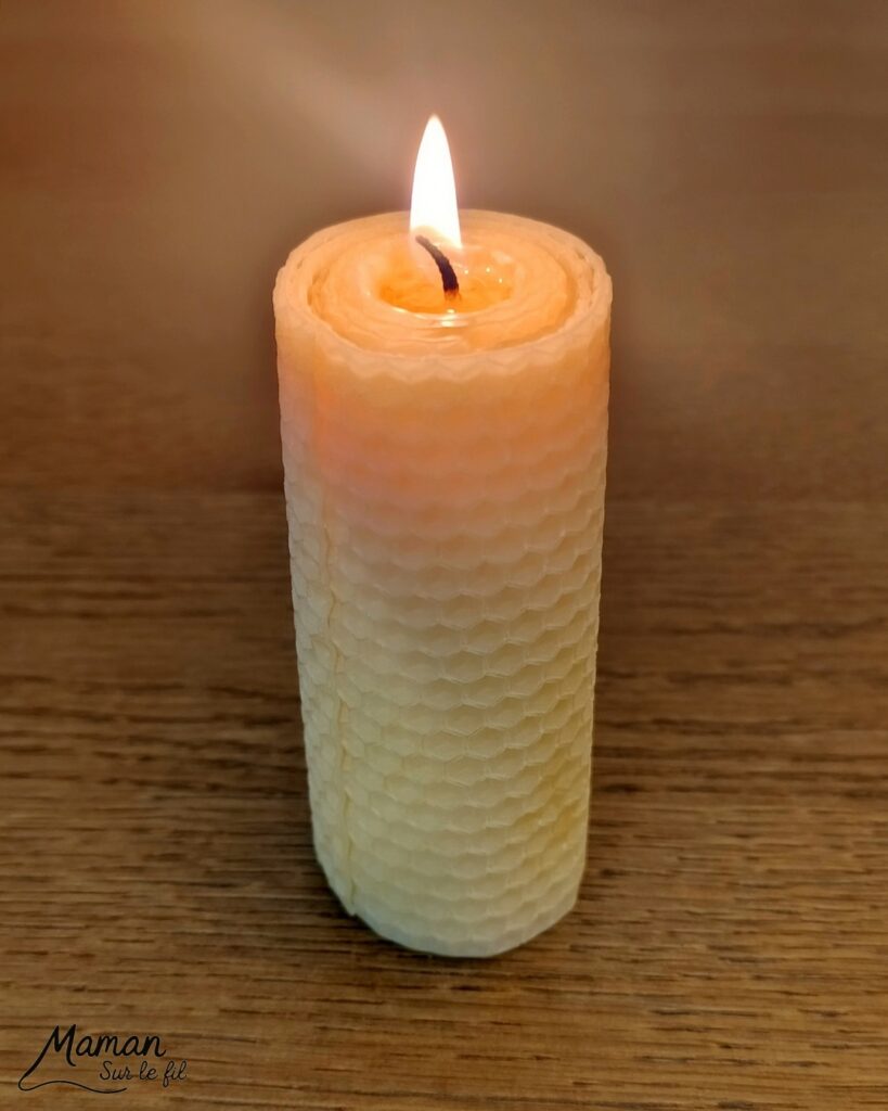 Fabriquer des bougies DIY en cire d'abeilles : activité créative et manuelle enfants - Décoration faite maison grâce à un kit créatif tout compris - A faire toute l'année, thèmes variés abordés : hiver, automne pour le côté cocooning, printemps pour un thème sur les abeilles et les insectes - Sensoriel avec une bonne odeur, motricité fine - Bricolage joli et décoration DIY et facile - Bricolage Fait maison, décoration - Thème Noël, fêtes de fin d'année, décorations pour la maison, insectes et petites bêtes - Bricolage sympa et facile - Arts visuels Maternelle et cycle 2 - Maternelle et élémentaire - Créativité - Cycle 1 ou 2 - tutoriel photos - mslf
