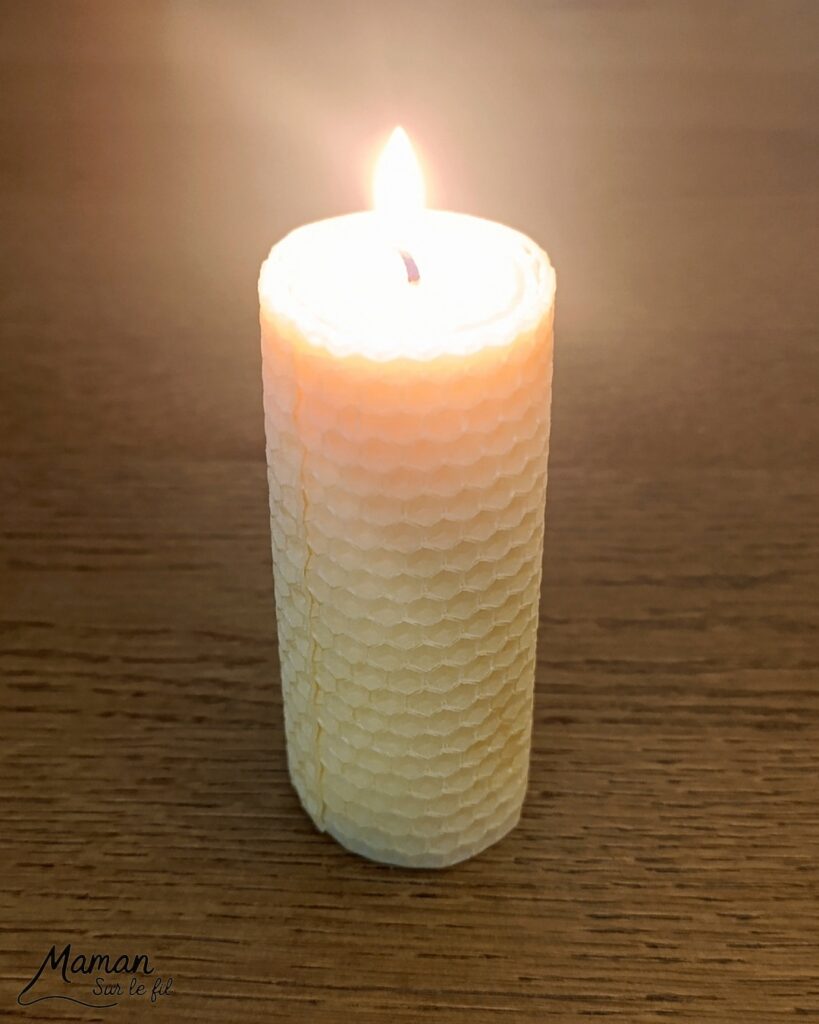 Fabriquer des bougies DIY en cire d'abeilles : activité créative et manuelle enfants - Décoration faite maison grâce à un kit créatif tout compris - A faire toute l'année, thèmes variés abordés : hiver, automne pour le côté cocooning, printemps pour un thème sur les abeilles et les insectes - Sensoriel avec une bonne odeur, motricité fine - Bricolage joli et décoration DIY et facile - Bricolage Fait maison, décoration - Thème Noël, fêtes de fin d'année, décorations pour la maison, insectes et petites bêtes - Bricolage sympa et facile - Arts visuels Maternelle et cycle 2 - Maternelle et élémentaire - Créativité - Cycle 1 ou 2 - tutoriel photos - mslf