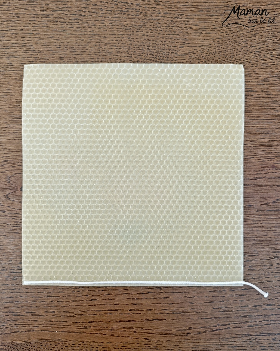 Fabriquer des bougies DIY en cire d'abeilles : activité créative et manuelle enfants - Décoration faite maison grâce à un kit créatif tout compris - A faire toute l'année, thèmes variés abordés : hiver, automne pour le côté cocooning, printemps pour un thème sur les abeilles et les insectes - Sensoriel avec une bonne odeur, motricité fine - Bricolage joli et décoration DIY et facile - Bricolage Fait maison, décoration - Thème Noël, fêtes de fin d'année, décorations pour la maison, insectes et petites bêtes - Bricolage sympa et facile - Arts visuels Maternelle et cycle 2 - Maternelle et élémentaire - Créativité - Cycle 1 ou 2 - tutoriel photos - mslf