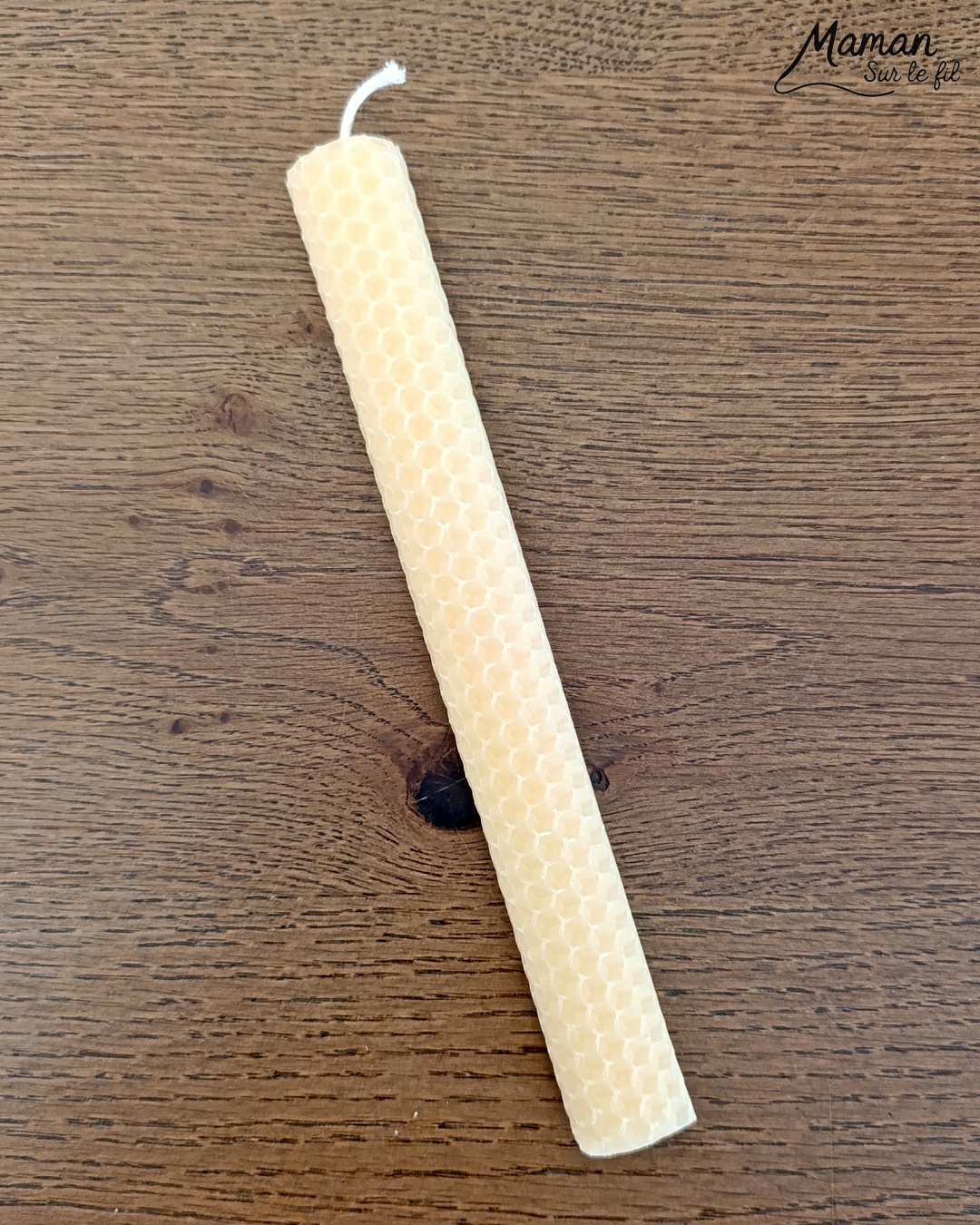 Fabriquer des bougies DIY en cire d'abeilles : activité créative et manuelle enfants - Décoration faite maison grâce à un kit créatif tout compris - A faire toute l'année, thèmes variés abordés : hiver, automne pour le côté cocooning, printemps pour un thème sur les abeilles et les insectes - Sensoriel avec une bonne odeur, motricité fine - Bricolage joli et décoration DIY et facile - Bricolage Fait maison, décoration - Thème Noël, fêtes de fin d'année, décorations pour la maison, insectes et petites bêtes - Bricolage sympa et facile - Arts visuels Maternelle et cycle 2 - Maternelle et élémentaire - Créativité - Cycle 1 ou 2 - tutoriel photos - mslf