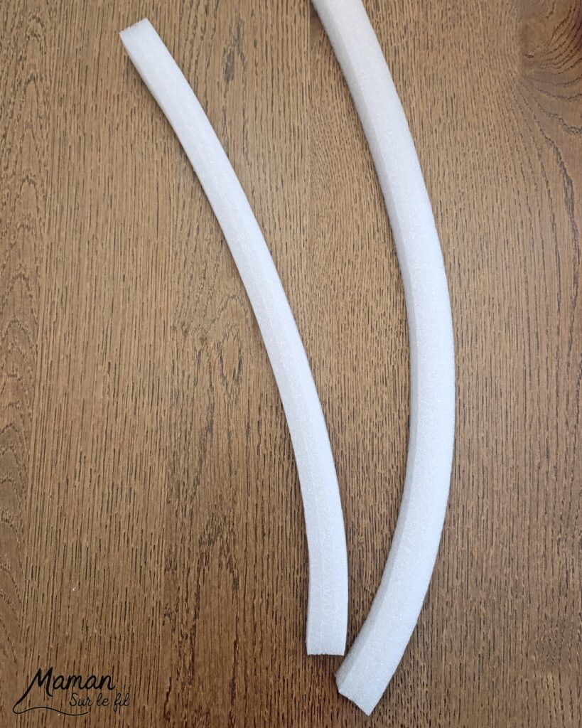 Fabriquer un bonhomme de neige avec des bandes de polystyrène de récup' - activité créative et manuelle enfants - Recyclage, surcyclage de bandes de polystyrène récupérées dans un colis - Bricolage, collage - Détails avec boutons, papier crépon, carotte, fil chenille et bonnet de Père Noël - Bricolage et décoration DIY - Bricolage Fait maison, décoration - Thème Hiver, froid, neige, Noël - Bricolage sympa et facile - Arts visuels Maternelle et cycle 2 - Maternelle et élémentaire - Créativité - Cycle 1 ou 2 - tutoriel photos - mslf