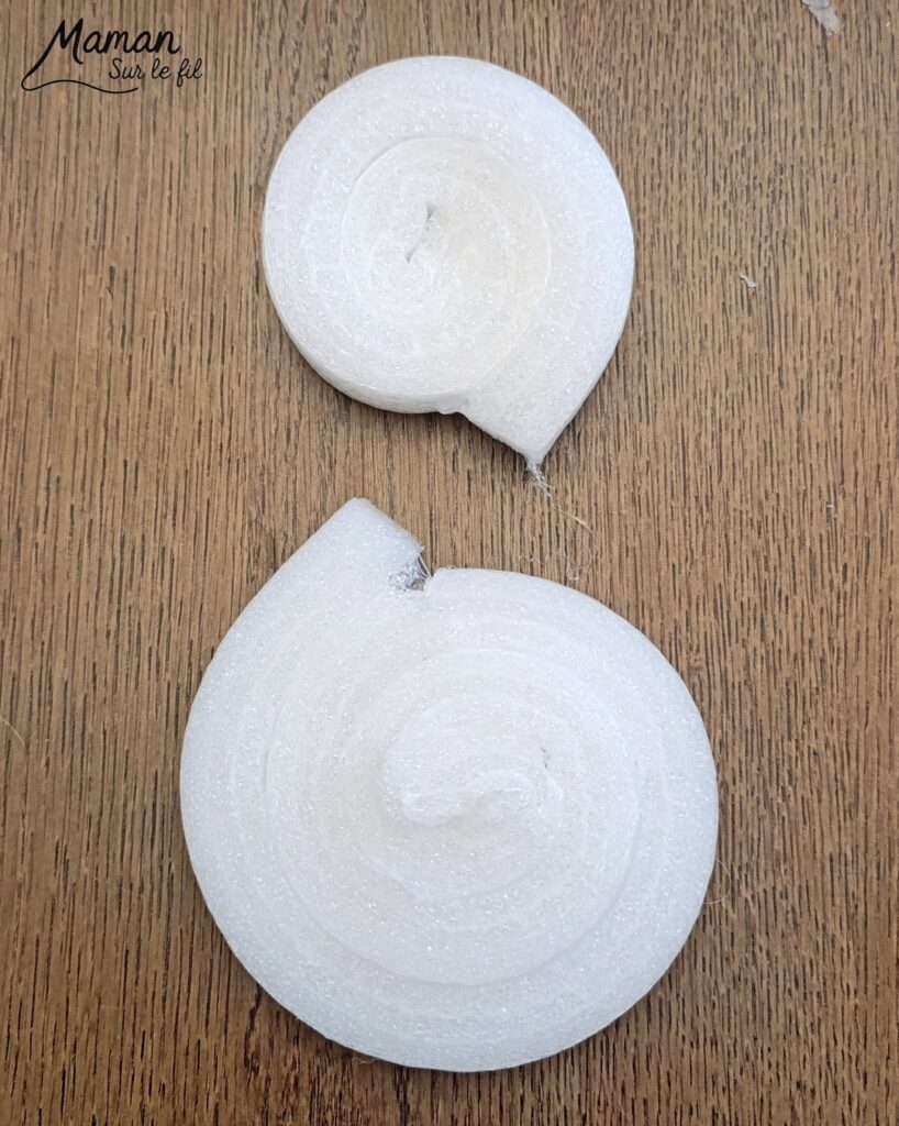 Fabriquer un bonhomme de neige avec des bandes de polystyrène de récup' - activité créative et manuelle enfants - Recyclage, surcyclage de bandes de polystyrène récupérées dans un colis - Bricolage, collage - Détails avec boutons, papier crépon, carotte, fil chenille et bonnet de Père Noël - Bricolage et décoration DIY - Bricolage Fait maison, décoration - Thème Hiver, froid, neige, Noël - Bricolage sympa et facile - Arts visuels Maternelle et cycle 2 - Maternelle et élémentaire - Créativité - Cycle 1 ou 2 - tutoriel photos - mslf