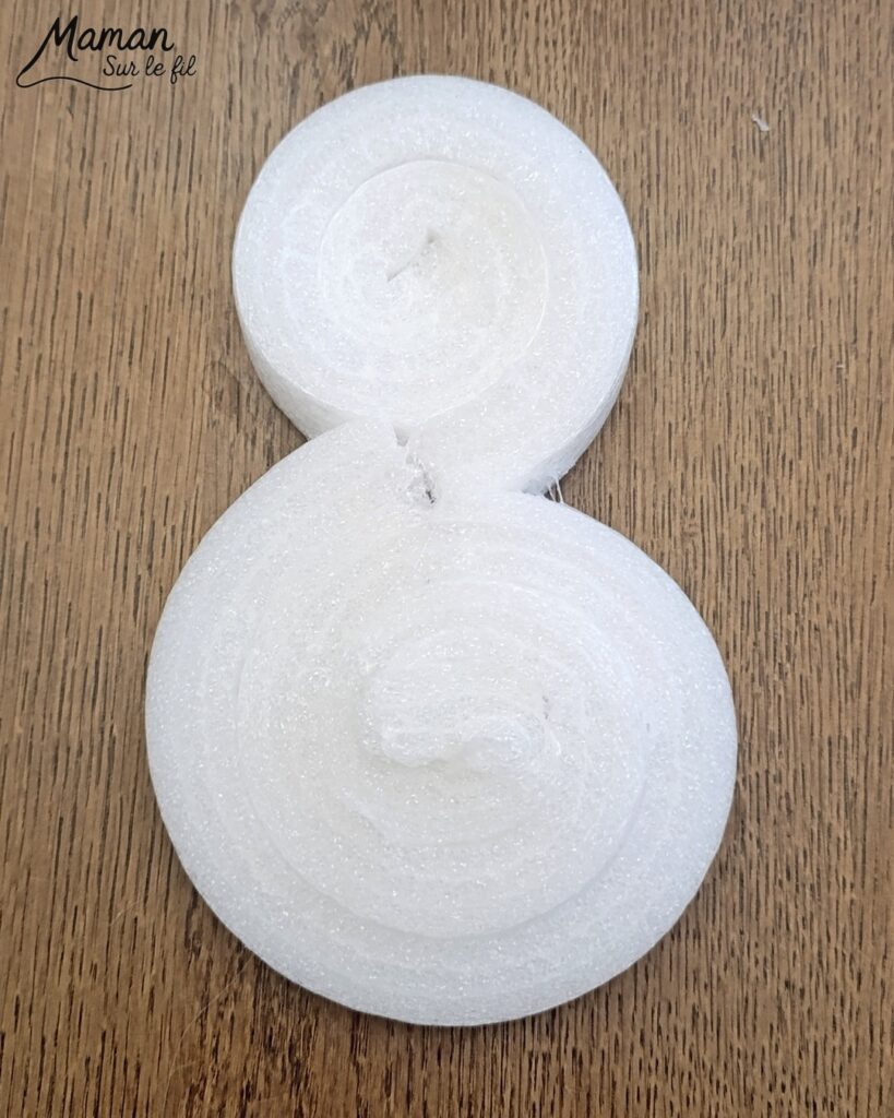 Fabriquer un bonhomme de neige avec des bandes de polystyrène de récup' - activité créative et manuelle enfants - Recyclage, surcyclage de bandes de polystyrène récupérées dans un colis - Bricolage, collage - Détails avec boutons, papier crépon, carotte, fil chenille et bonnet de Père Noël - Bricolage et décoration DIY - Bricolage Fait maison, décoration - Thème Hiver, froid, neige, Noël - Bricolage sympa et facile - Arts visuels Maternelle et cycle 2 - Maternelle et élémentaire - Créativité - Cycle 1 ou 2 - tutoriel photos - mslf