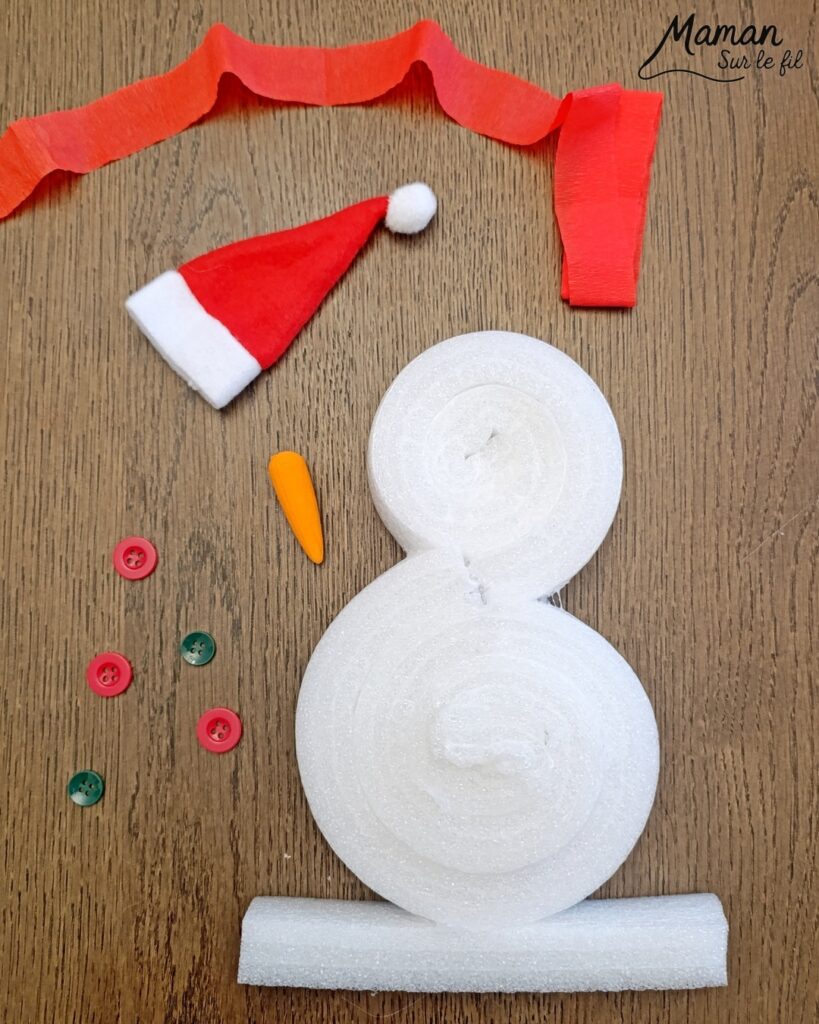 Fabriquer un bonhomme de neige avec des bandes de polystyrène de récup' - activité créative et manuelle enfants - Recyclage, surcyclage de bandes de polystyrène récupérées dans un colis - Bricolage, collage - Détails avec boutons, papier crépon, carotte, fil chenille et bonnet de Père Noël - Bricolage et décoration DIY - Bricolage Fait maison, décoration - Thème Hiver, froid, neige, Noël - Bricolage sympa et facile - Arts visuels Maternelle et cycle 2 - Maternelle et élémentaire - Créativité - Cycle 1 ou 2 - tutoriel photos - mslf