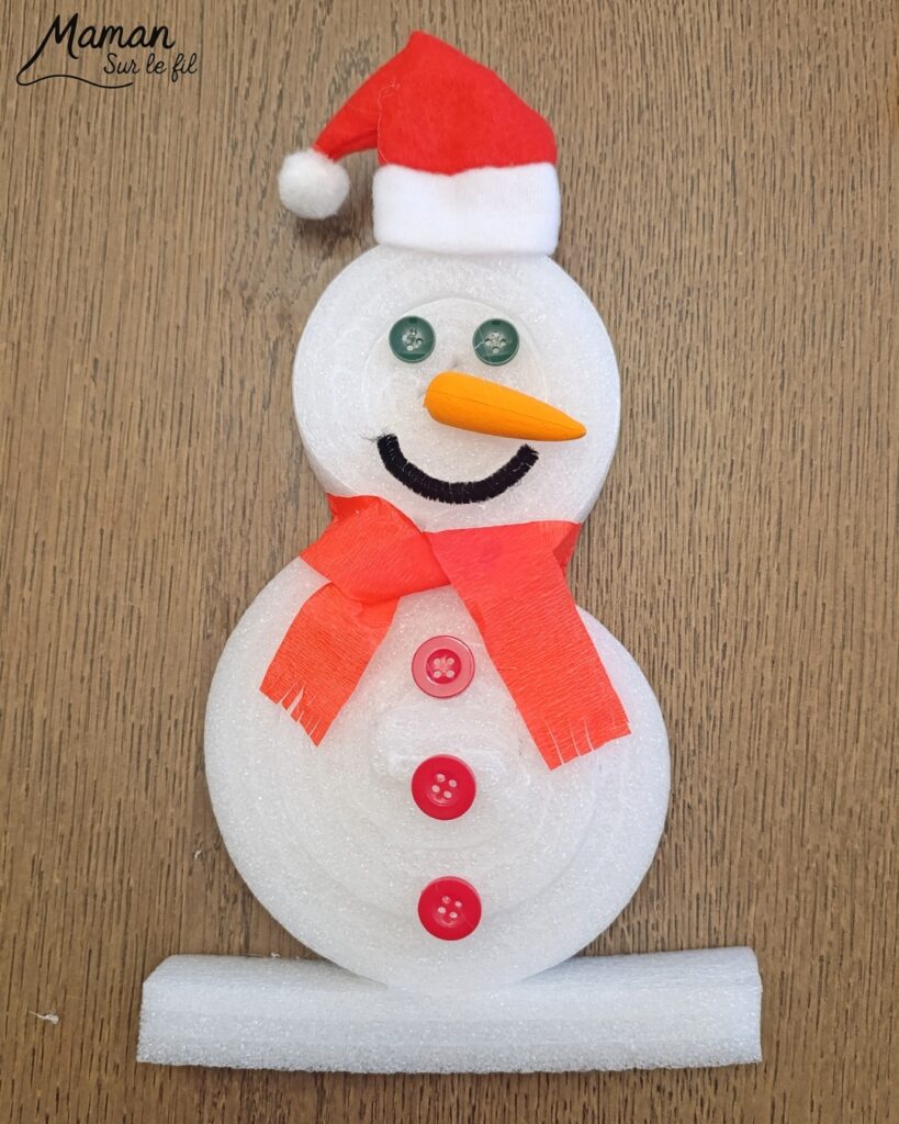 Fabriquer un bonhomme de neige avec des bandes de polystyrène de récup' - activité créative et manuelle enfants - Recyclage, surcyclage de bandes de polystyrène récupérées dans un colis - Bricolage, collage - Détails avec boutons, papier crépon, carotte, fil chenille et bonnet de Père Noël - Bricolage et décoration DIY - Bricolage Fait maison, décoration - Thème Hiver, froid, neige, Noël - Bricolage sympa et facile - Arts visuels Maternelle et cycle 2 - Maternelle et élémentaire - Créativité - Cycle 1 ou 2 - tutoriel photos - mslf