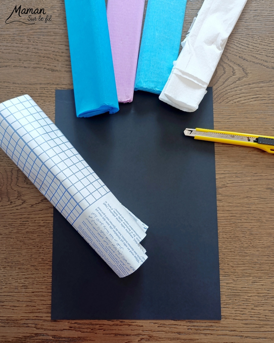 Créer des bougies hivernales en papier crépon, façon attrape-soleil : activité créative et manuelle enfants - Découpage et collage de papier - Utilisation de papier autocollant et transparent pour la couverture des livres - Mosaïque avec des carrés de papier crépon - Transparence pour un effet attrape-soleil - Contraste avec couleurs hivernales - Bricolage joli et décoration DIY et facile - Parfait pour les mains des plus petits - Bricolage Fait maison, décoration - Thème Noël, fêtes de fin d'année, cartes de voeux, hiver, cocooning, anniversaire - Bricolage sympa et facile - Arts visuels Maternelle et cycle 2 - Maternelle et élémentaire - Créativité - Cycle 1 ou 2 - tutoriel photos et vidéo - mslf