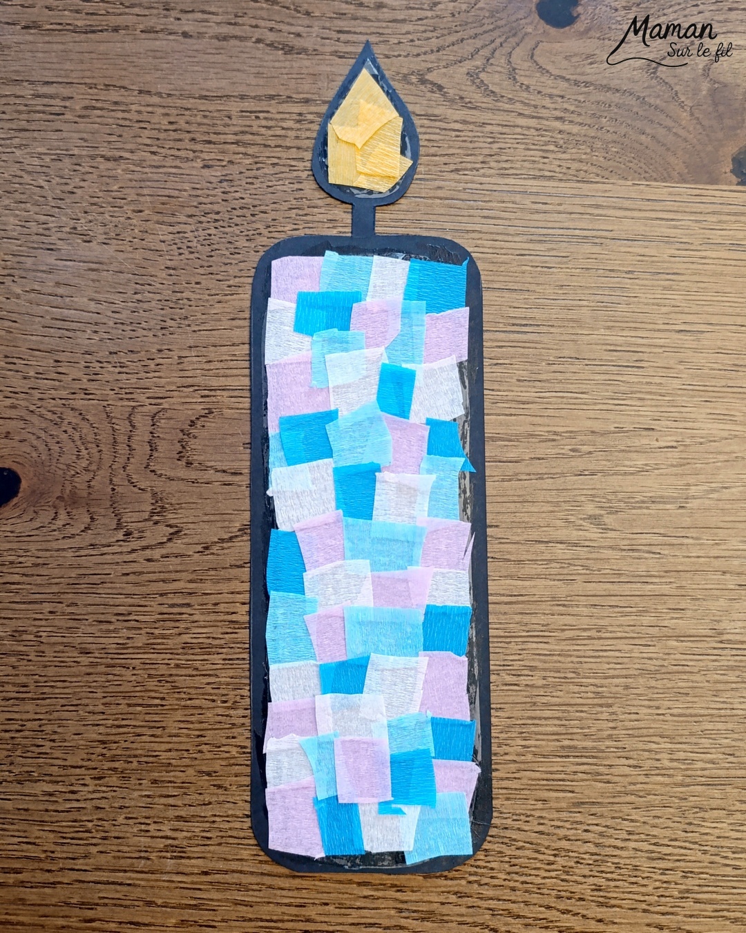 Créer des bougies hivernales en papier crépon, façon attrape-soleil : activité créative et manuelle enfants - Découpage et collage de papier - Utilisation de papier autocollant et transparent pour la couverture des livres - Mosaïque avec des carrés de papier crépon - Transparence pour un effet attrape-soleil - Contraste avec couleurs hivernales - Bricolage joli et décoration DIY et facile - Parfait pour les mains des plus petits - Bricolage Fait maison, décoration - Thème Noël, fêtes de fin d'année, cartes de voeux, hiver, cocooning, anniversaire - Bricolage sympa et facile - Arts visuels Maternelle et cycle 2 - Maternelle et élémentaire - Créativité - Cycle 1 ou 2 - tutoriel photos et vidéo - mslf