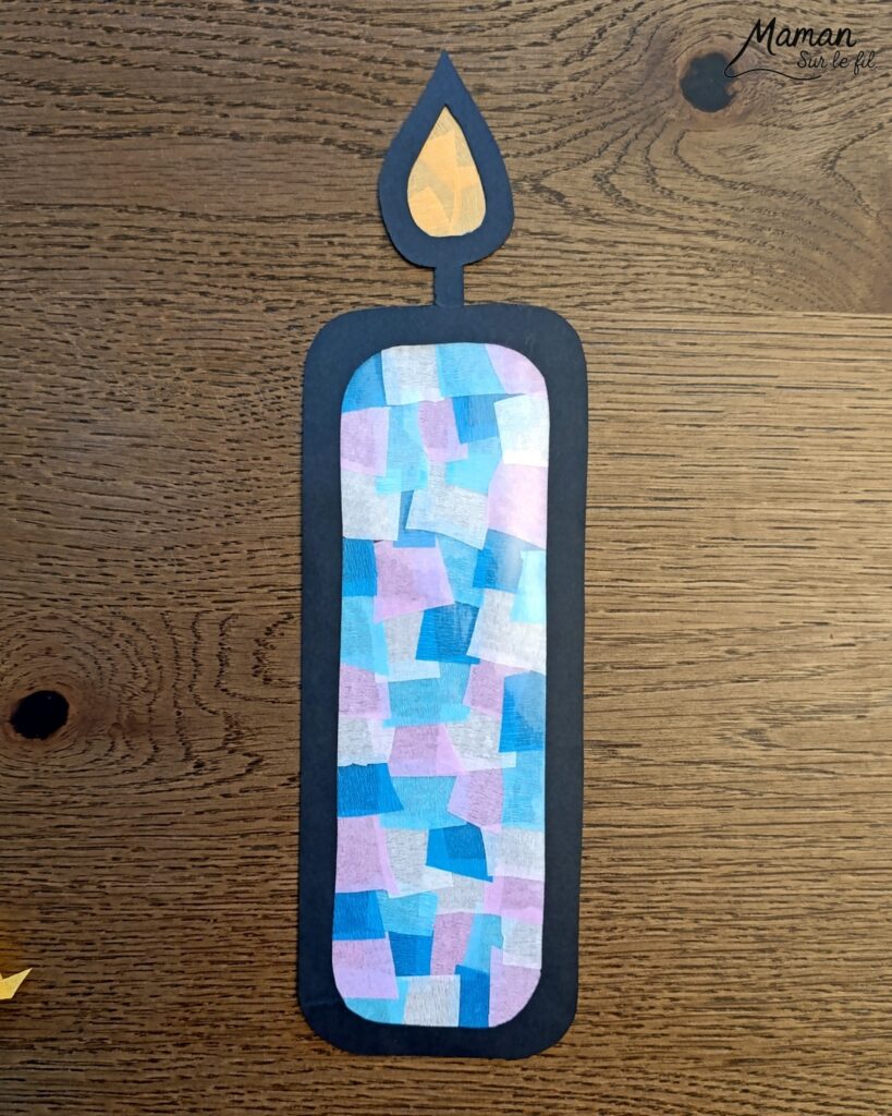 Créer des bougies hivernales en papier crépon, façon attrape-soleil : activité créative et manuelle enfants - Découpage et collage de papier - Utilisation de papier autocollant et transparent pour la couverture des livres - Mosaïque avec des carrés de papier crépon - Transparence pour un effet attrape-soleil - Contraste avec couleurs hivernales - Bricolage joli et décoration DIY et facile - Parfait pour les mains des plus petits - Bricolage Fait maison, décoration - Thème Noël, fêtes de fin d'année, cartes de voeux, hiver, cocooning, anniversaire - Bricolage sympa et facile - Arts visuels Maternelle et cycle 2 - Maternelle et élémentaire - Créativité - Cycle 1 ou 2 - tutoriel photos et vidéo - mslf