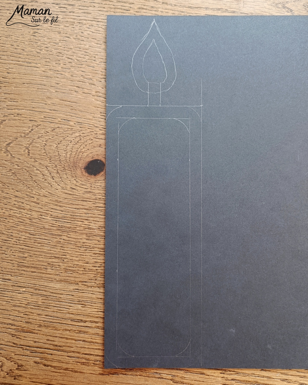 Créer des bougies hivernales en papier crépon, façon attrape-soleil : activité créative et manuelle enfants - Découpage et collage de papier - Utilisation de papier autocollant et transparent pour la couverture des livres - Mosaïque avec des carrés de papier crépon - Transparence pour un effet attrape-soleil - Contraste avec couleurs hivernales - Bricolage joli et décoration DIY et facile - Parfait pour les mains des plus petits - Bricolage Fait maison, décoration - Thème Noël, fêtes de fin d'année, cartes de voeux, hiver, cocooning, anniversaire - Bricolage sympa et facile - Arts visuels Maternelle et cycle 2 - Maternelle et élémentaire - Créativité - Cycle 1 ou 2 - tutoriel photos et vidéo - mslf