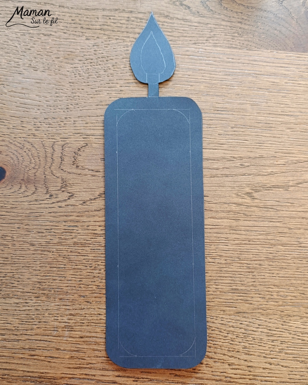 Créer des bougies hivernales en papier crépon, façon attrape-soleil : activité créative et manuelle enfants - Découpage et collage de papier - Utilisation de papier autocollant et transparent pour la couverture des livres - Mosaïque avec des carrés de papier crépon - Transparence pour un effet attrape-soleil - Contraste avec couleurs hivernales - Bricolage joli et décoration DIY et facile - Parfait pour les mains des plus petits - Bricolage Fait maison, décoration - Thème Noël, fêtes de fin d'année, cartes de voeux, hiver, cocooning, anniversaire - Bricolage sympa et facile - Arts visuels Maternelle et cycle 2 - Maternelle et élémentaire - Créativité - Cycle 1 ou 2 - tutoriel photos et vidéo - mslf