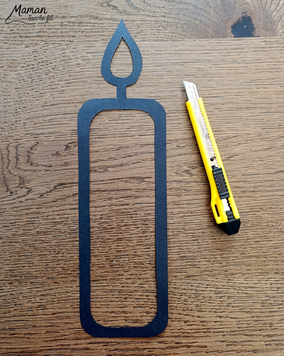 Créer des bougies hivernales en papier crépon, façon attrape-soleil : activité créative et manuelle enfants - Découpage et collage de papier - Utilisation de papier autocollant et transparent pour la couverture des livres - Mosaïque avec des carrés de papier crépon - Transparence pour un effet attrape-soleil - Contraste avec couleurs hivernales - Bricolage joli et décoration DIY et facile - Parfait pour les mains des plus petits - Bricolage Fait maison, décoration - Thème Noël, fêtes de fin d'année, cartes de voeux, hiver, cocooning, anniversaire - Bricolage sympa et facile - Arts visuels Maternelle et cycle 2 - Maternelle et élémentaire - Créativité - Cycle 1 ou 2 - tutoriel photos et vidéo - mslf