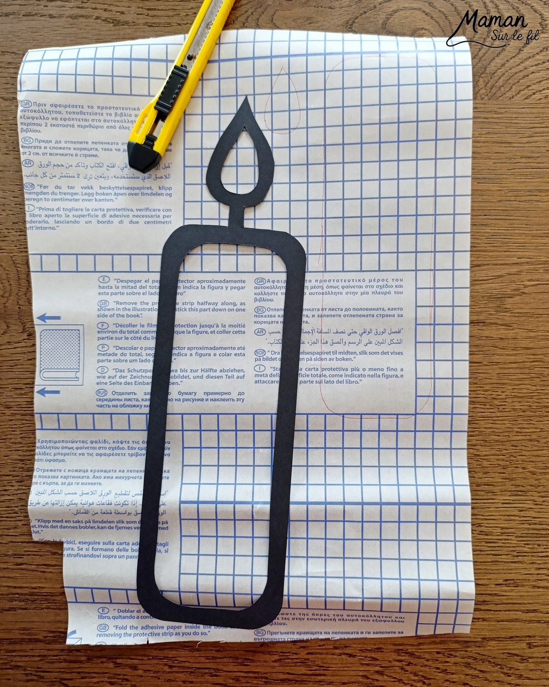 Créer des bougies hivernales en papier crépon, façon attrape-soleil : activité créative et manuelle enfants - Découpage et collage de papier - Utilisation de papier autocollant et transparent pour la couverture des livres - Mosaïque avec des carrés de papier crépon - Transparence pour un effet attrape-soleil - Contraste avec couleurs hivernales - Bricolage joli et décoration DIY et facile - Parfait pour les mains des plus petits - Bricolage Fait maison, décoration - Thème Noël, fêtes de fin d'année, cartes de voeux, hiver, cocooning, anniversaire - Bricolage sympa et facile - Arts visuels Maternelle et cycle 2 - Maternelle et élémentaire - Créativité - Cycle 1 ou 2 - tutoriel photos et vidéo - mslf