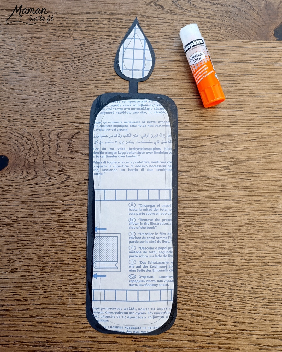 Créer des bougies hivernales en papier crépon, façon attrape-soleil : activité créative et manuelle enfants - Découpage et collage de papier - Utilisation de papier autocollant et transparent pour la couverture des livres - Mosaïque avec des carrés de papier crépon - Transparence pour un effet attrape-soleil - Contraste avec couleurs hivernales - Bricolage joli et décoration DIY et facile - Parfait pour les mains des plus petits - Bricolage Fait maison, décoration - Thème Noël, fêtes de fin d'année, cartes de voeux, hiver, cocooning, anniversaire - Bricolage sympa et facile - Arts visuels Maternelle et cycle 2 - Maternelle et élémentaire - Créativité - Cycle 1 ou 2 - tutoriel photos et vidéo - mslf