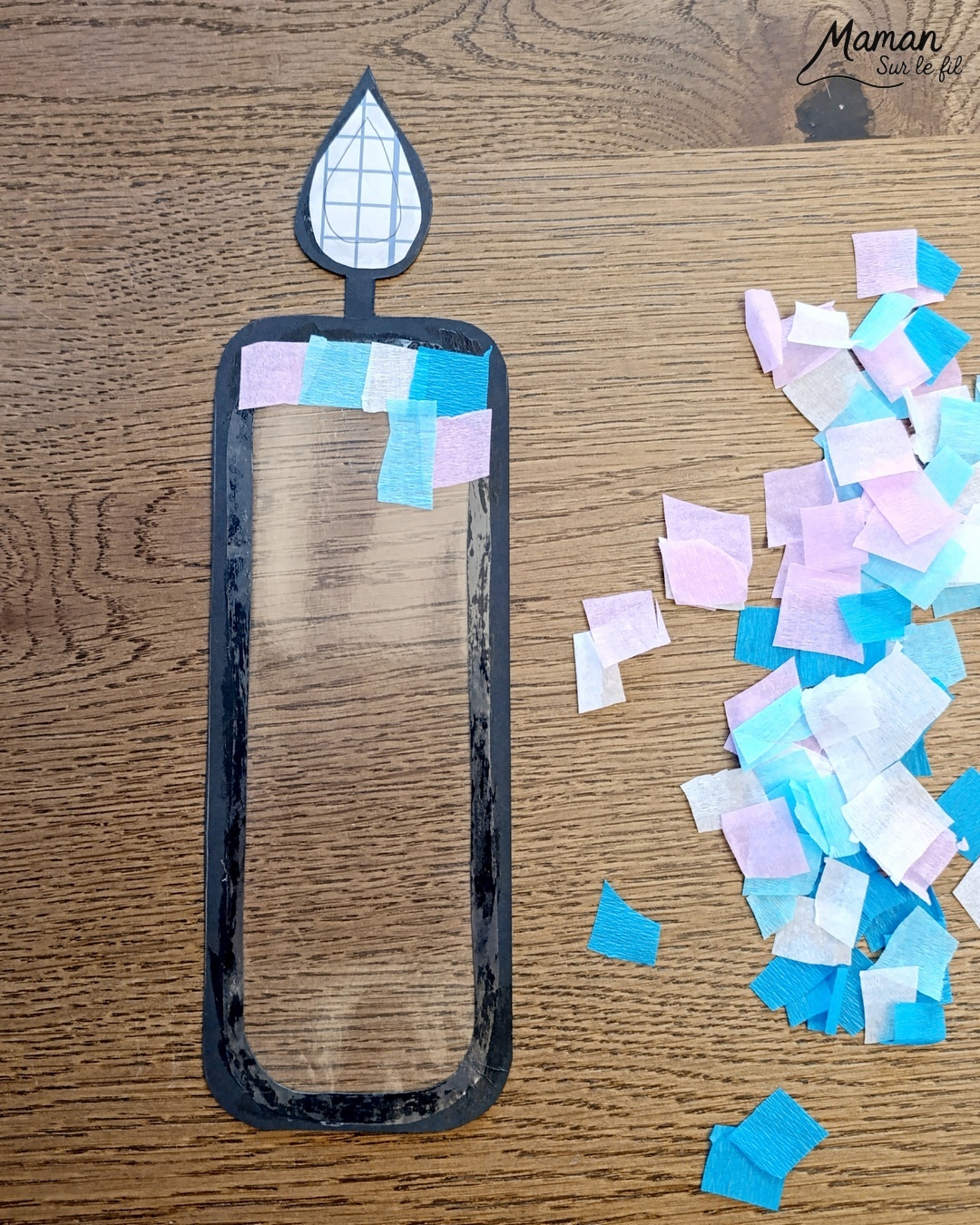 Créer des bougies hivernales en papier crépon, façon attrape-soleil : activité créative et manuelle enfants - Découpage et collage de papier - Utilisation de papier autocollant et transparent pour la couverture des livres - Mosaïque avec des carrés de papier crépon - Transparence pour un effet attrape-soleil - Contraste avec couleurs hivernales - Bricolage joli et décoration DIY et facile - Parfait pour les mains des plus petits - Bricolage Fait maison, décoration - Thème Noël, fêtes de fin d'année, cartes de voeux, hiver, cocooning, anniversaire - Bricolage sympa et facile - Arts visuels Maternelle et cycle 2 - Maternelle et élémentaire - Créativité - Cycle 1 ou 2 - tutoriel photos et vidéo - mslf