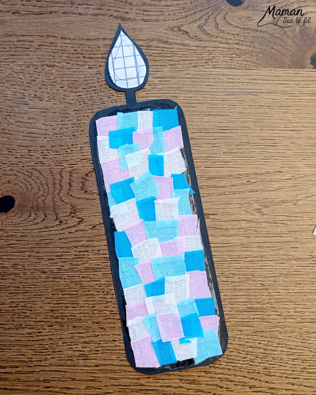 Créer des bougies hivernales en papier crépon, façon attrape-soleil : activité créative et manuelle enfants - Découpage et collage de papier - Utilisation de papier autocollant et transparent pour la couverture des livres - Mosaïque avec des carrés de papier crépon - Transparence pour un effet attrape-soleil - Contraste avec couleurs hivernales - Bricolage joli et décoration DIY et facile - Parfait pour les mains des plus petits - Bricolage Fait maison, décoration - Thème Noël, fêtes de fin d'année, cartes de voeux, hiver, cocooning, anniversaire - Bricolage sympa et facile - Arts visuels Maternelle et cycle 2 - Maternelle et élémentaire - Créativité - Cycle 1 ou 2 - tutoriel photos et vidéo - mslf