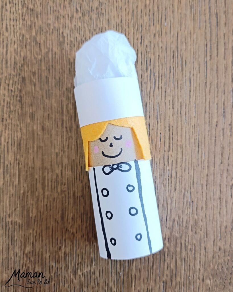 Fabriquer un cuisinier qui fait des crêpes pour la Chandeleur : activité créative, récup' et manuelle enfants - Recyclage, surcyclage de rouleau de papier toilette, PQ, en carton - Papier, feutrine pour les cheveux, papier de soie pour la toque - Dessin - Boulanger en action - Bricolage facile, mignon et rigolo - Thème Hiver, Chandeleur, goûters rigolos, gourmandises sucrées - Bricolage et décoration sympa et facile - Arts visuels maternelle et élémentaire - Cycles 1 et 2 - Créativité - tutoriel photos - mslf