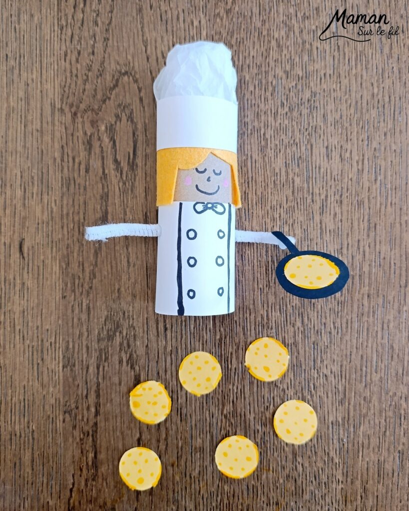 Fabriquer un cuisinier qui fait des crêpes pour la Chandeleur : activité créative, récup' et manuelle enfants - Recyclage, surcyclage de rouleau de papier toilette, PQ, en carton - Papier, feutrine pour les cheveux, papier de soie pour la toque - Dessin - Boulanger en action - Bricolage facile, mignon et rigolo - Thème Hiver, Chandeleur, goûters rigolos, gourmandises sucrées - Bricolage et décoration sympa et facile - Arts visuels maternelle et élémentaire - Cycles 1 et 2 - Créativité - tutoriel photos - mslf