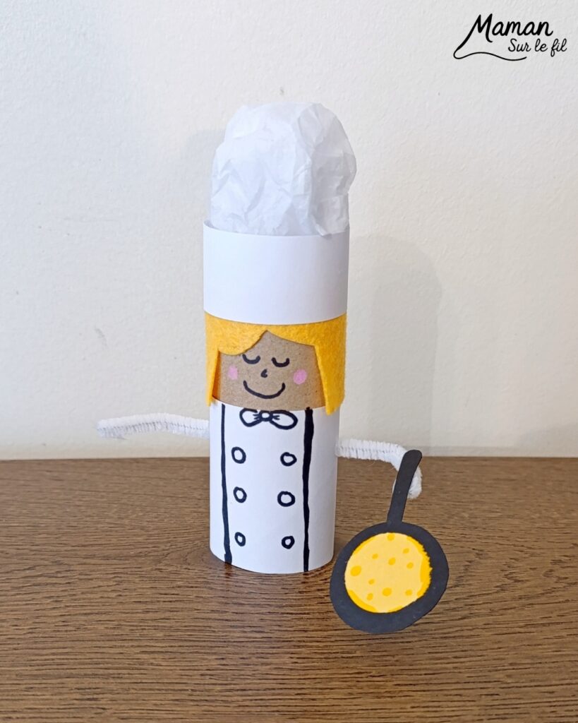 Fabriquer un cuisinier qui fait des crêpes pour la Chandeleur : activité créative, récup' et manuelle enfants - Recyclage, surcyclage de rouleau de papier toilette, PQ, en carton - Papier, feutrine pour les cheveux, papier de soie pour la toque - Dessin - Boulanger en action - Bricolage facile, mignon et rigolo - Thème Hiver, Chandeleur, goûters rigolos, gourmandises sucrées - Bricolage et décoration sympa et facile - Arts visuels maternelle et élémentaire - Cycles 1 et 2 - Créativité - tutoriel photos - mslf