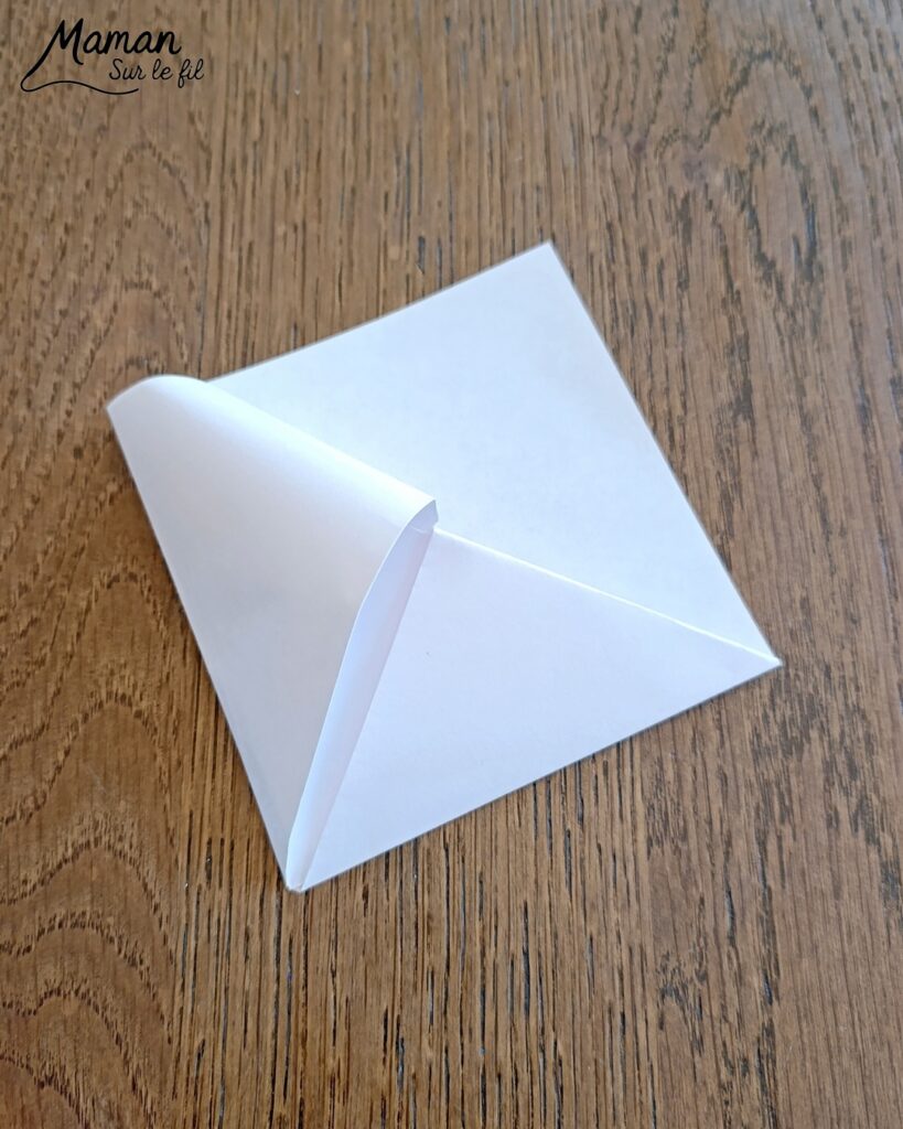 Fabriquer un marque-page Renard polaire DIY en papier : activité créative et manuelle enfants - Pliage de papier et origami - Customisation en renard polaire ou arctique - Découpage, collage et dessin - Cadeau à offrir Fait maison- Bricolage facile et rigolo - Thème animaux du froid, de la banquise, neige, pôles, hiver - Bricolage et décoration sympa et facile - Arts visuels maternelle et élémentaire - Cycles 1 et 2 - Créativité - tutoriel photos - mslf