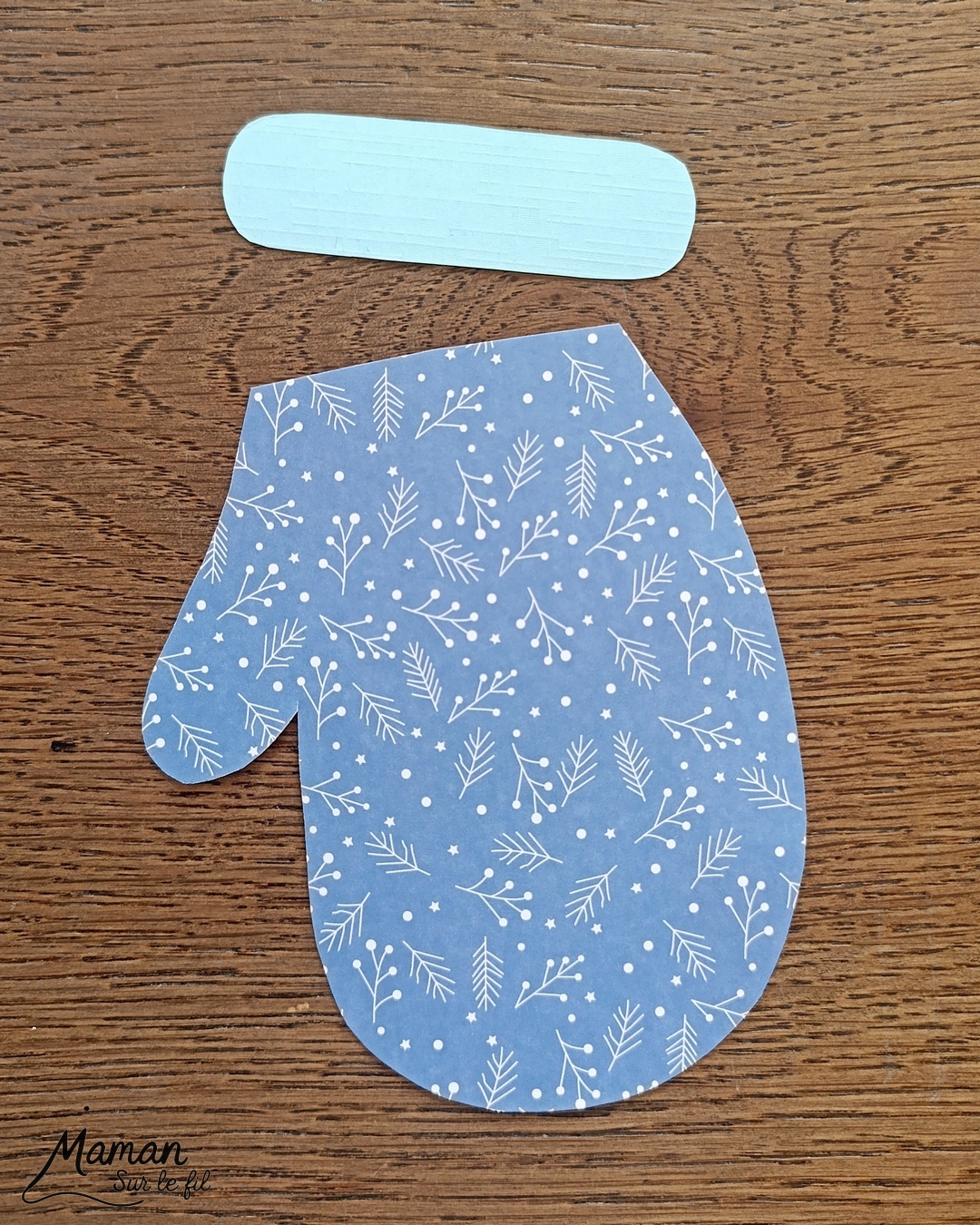 Fabriquer un manchot qui se cache à volonté dans une moufle : activité créative et manuelle enfants - Bricolage rigolo à manipuler comme une marionnette - Découpage et collage de papier - Scotch pour fixer le pic à brochettes ou bâtonnet de bois - Le pingouin peut se cacher et apparaitre à volonté dans la moufle - Bricolage et décoration DIY et facile - Bricolage Fait maison, décoration - Thème hiver, froid, neige, animaux du froid, de la banquise, des pôles, vêtements - Bricolage sympa et facile - Arts visuels Maternelle et cycle 2 - Maternelle et élémentaire - Créativité - Cycle 1 ou 2 - tutoriel photos et vidéo - mslf