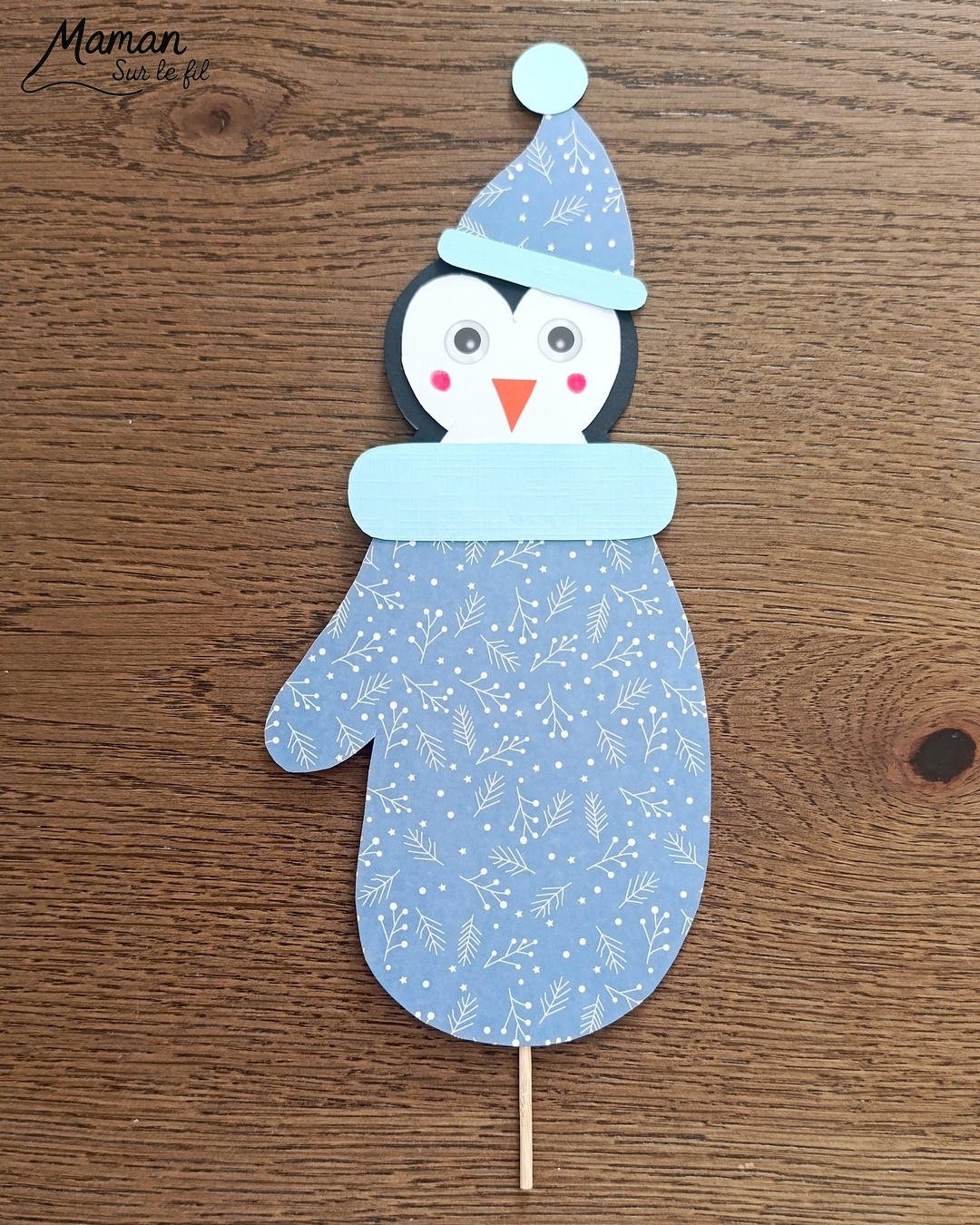 Fabriquer un manchot qui se cache à volonté dans une moufle : activité créative et manuelle enfants - Bricolage rigolo à manipuler comme une marionnette - Découpage et collage de papier - Scotch pour fixer le pic à brochettes ou bâtonnet de bois - Le pingouin peut se cacher et apparaitre à volonté dans la moufle - Bricolage et décoration DIY et facile - Bricolage Fait maison, décoration - Thème hiver, froid, neige, animaux du froid, de la banquise, des pôles, vêtements - Bricolage sympa et facile - Arts visuels Maternelle et cycle 2 - Maternelle et élémentaire - Créativité - Cycle 1 ou 2 - tutoriel photos et vidéo - mslf