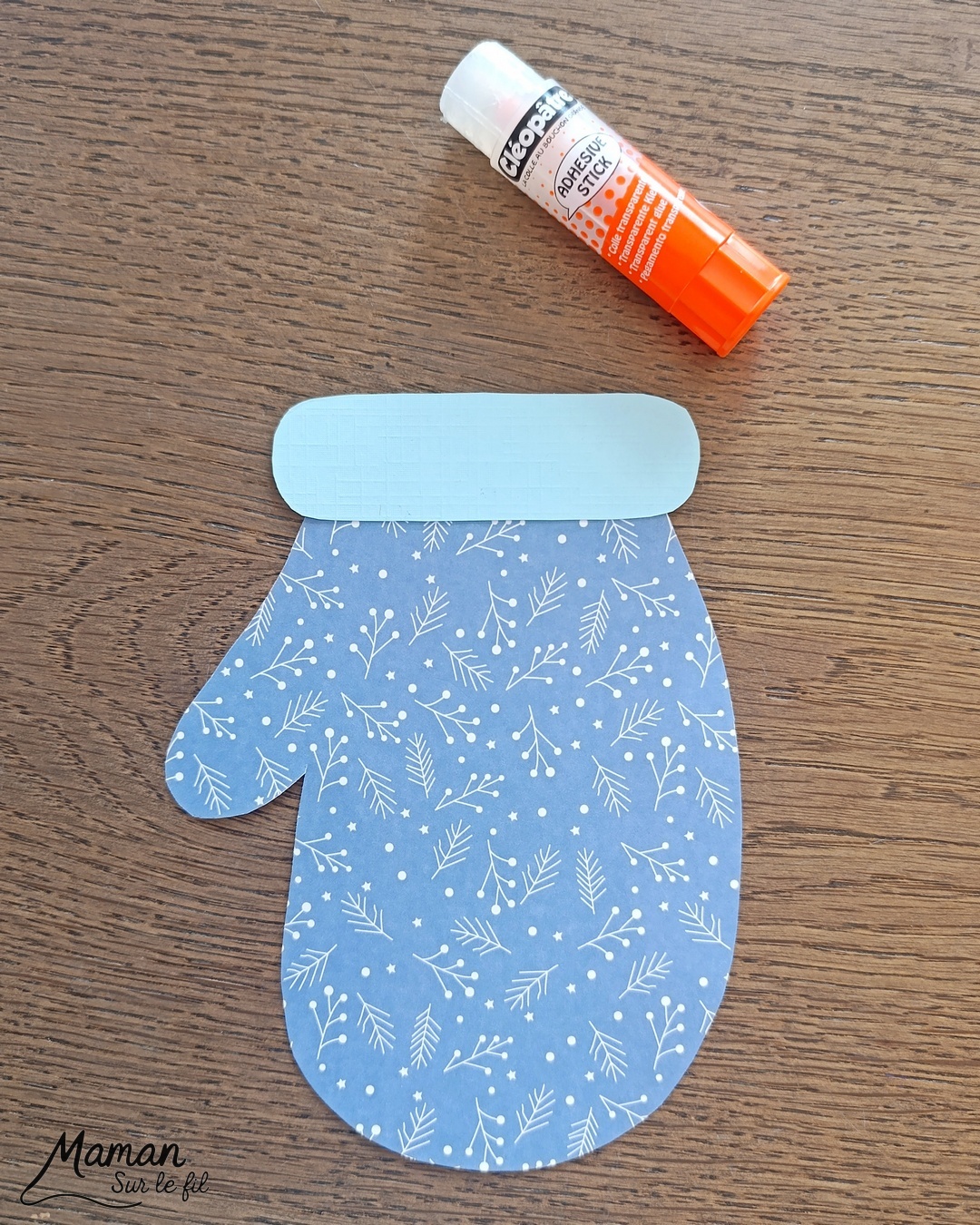 Fabriquer un manchot qui se cache à volonté dans une moufle : activité créative et manuelle enfants - Bricolage rigolo à manipuler comme une marionnette - Découpage et collage de papier - Scotch pour fixer le pic à brochettes ou bâtonnet de bois - Le pingouin peut se cacher et apparaitre à volonté dans la moufle - Bricolage et décoration DIY et facile - Bricolage Fait maison, décoration - Thème hiver, froid, neige, animaux du froid, de la banquise, des pôles, vêtements - Bricolage sympa et facile - Arts visuels Maternelle et cycle 2 - Maternelle et élémentaire - Créativité - Cycle 1 ou 2 - tutoriel photos et vidéo - mslf