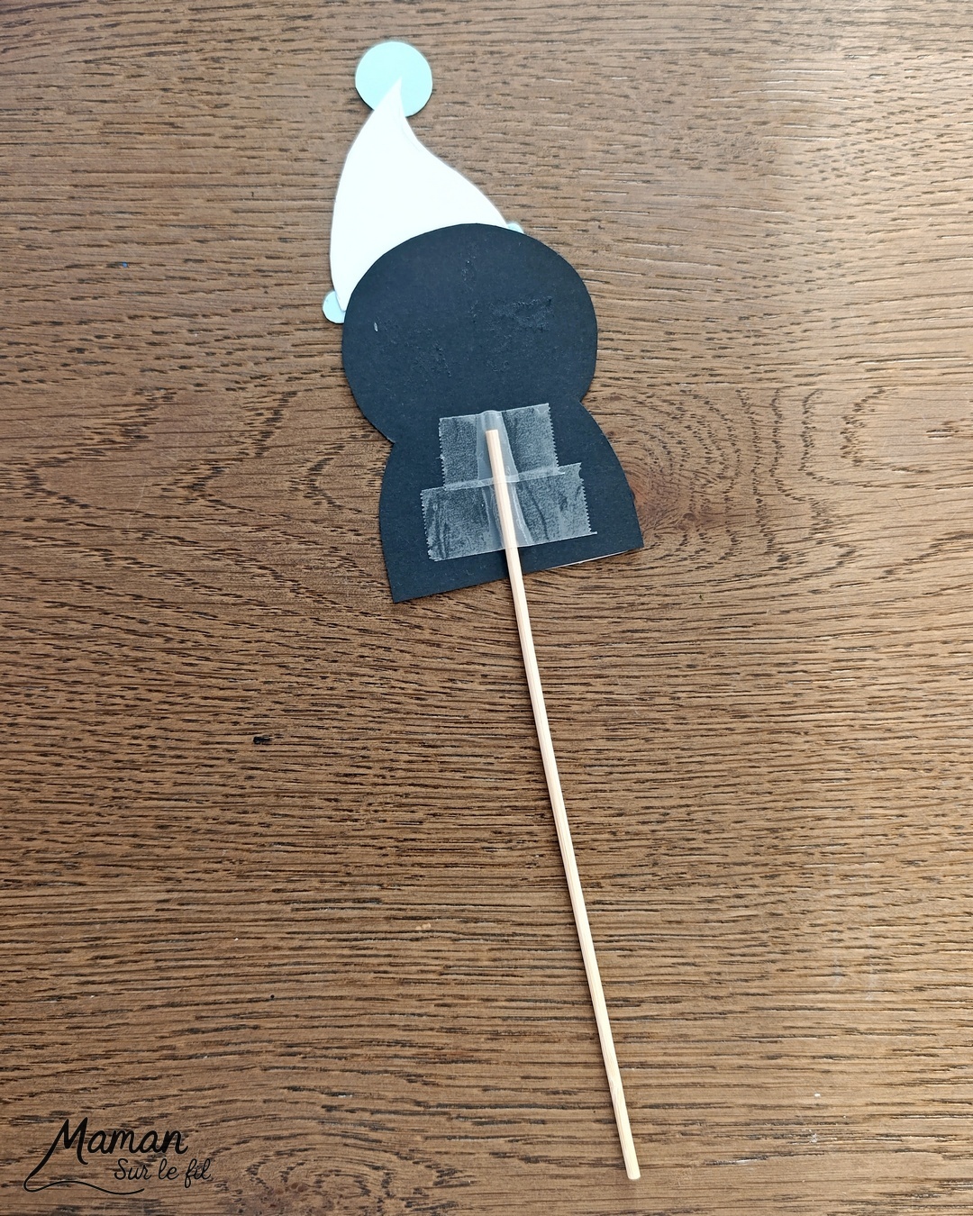 Fabriquer un manchot qui se cache à volonté dans une moufle : activité créative et manuelle enfants - Bricolage rigolo à manipuler comme une marionnette - Découpage et collage de papier - Scotch pour fixer le pic à brochettes ou bâtonnet de bois - Le pingouin peut se cacher et apparaitre à volonté dans la moufle - Bricolage et décoration DIY et facile - Bricolage Fait maison, décoration - Thème hiver, froid, neige, animaux du froid, de la banquise, des pôles, vêtements - Bricolage sympa et facile - Arts visuels Maternelle et cycle 2 - Maternelle et élémentaire - Créativité - Cycle 1 ou 2 - tutoriel photos et vidéo - mslf