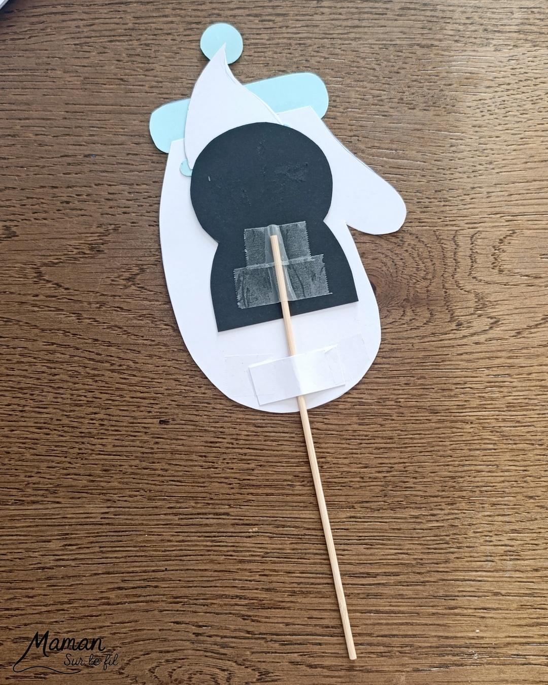 Fabriquer un manchot qui se cache à volonté dans une moufle : activité créative et manuelle enfants - Bricolage rigolo à manipuler comme une marionnette - Découpage et collage de papier - Scotch pour fixer le pic à brochettes ou bâtonnet de bois - Le pingouin peut se cacher et apparaitre à volonté dans la moufle - Bricolage et décoration DIY et facile - Bricolage Fait maison, décoration - Thème hiver, froid, neige, animaux du froid, de la banquise, des pôles, vêtements - Bricolage sympa et facile - Arts visuels Maternelle et cycle 2 - Maternelle et élémentaire - Créativité - Cycle 1 ou 2 - tutoriel photos et vidéo - mslf