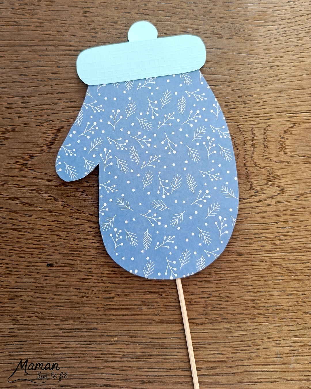 Fabriquer un manchot qui se cache à volonté dans une moufle : activité créative et manuelle enfants - Bricolage rigolo à manipuler comme une marionnette - Découpage et collage de papier - Scotch pour fixer le pic à brochettes ou bâtonnet de bois - Le pingouin peut se cacher et apparaitre à volonté dans la moufle - Bricolage et décoration DIY et facile - Bricolage Fait maison, décoration - Thème hiver, froid, neige, animaux du froid, de la banquise, des pôles, vêtements - Bricolage sympa et facile - Arts visuels Maternelle et cycle 2 - Maternelle et élémentaire - Créativité - Cycle 1 ou 2 - tutoriel photos et vidéo - mslf